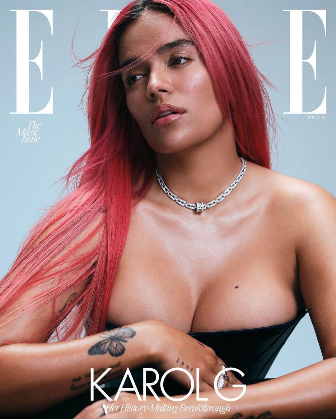 ニーナ・ガルシアのインスタグラム：「WOW! Karol G covers the June/July issue of @elleusa ✨ I am so personally proud of this cover, as it is so wonderful to celebrate such a compassionate, talented, and fabulous Colombiana such as @karolg, whose music has broken so many records. When I saw her on set of our cover shoot, I was so enamored with her endearing and down-to-earth quality, something so unusual in a star at her level of fame. It was a magical day on set, filled with fierce female energy and such joy. This cover celebrates that feminine energy. Karol puts it best: “All my life we had listened to music from men. But really, we as women say things differently, and we feel things and think about things differently.” More at the link in bio. — Wow! Karol G es la protagonista de la edición de junio/julio de @elleusa ✨ A nivel personal y, como colombiana ♥️🇨🇴💪, estoy muy orgullosa de esta portada. Poder celebrar una artista tan generosa, llena de talento y estilo como @karolg, ha sido todo un regalo para mi y para nuestros lectores. Karol G ha roto multitud de récords en el competitivo mundo de la música sin olvidar nunca su esencia. Tuve la increíble oportunidad de estar en esta sesión de fotos y ser testigo de la calidad humana de una artista entrañable y realista. Una mezcla inusual en una estrella de su calibre. En el set surgió la magia. La energía de Karol se trasladó a todo el equipo. Una energía pura y femenina que es la marca de la casa de una cantante a la que admiro y quiero. Algo que ella resume de la siguiente manera: “Toda mi vida habíamos escuchado música de hombres. Pero en realidad, nosotras, como mujeres, decimos las cosas de manera diferente, sentimos las cosas y pensamos sobre las cosas de manera diferente”. Si quieren conocer más sobre este reportaje, en mi bio encontrarán el link. ♥️ — @elleusa  Photographer: @zoeygrossman Shot of Nina and Karol: @lewismirrett  Stylist: @alexwhiteedits Writer: @chantalfdez Hair: @evaniefrausto @bumbleandbumble Makeup: @yumilee_mua @chanel.beauty Manicure: @nailglam @_e.d.m.a Set Design: @jennykcorrea Production: @crawfordandcoproductions @curtfromzim」