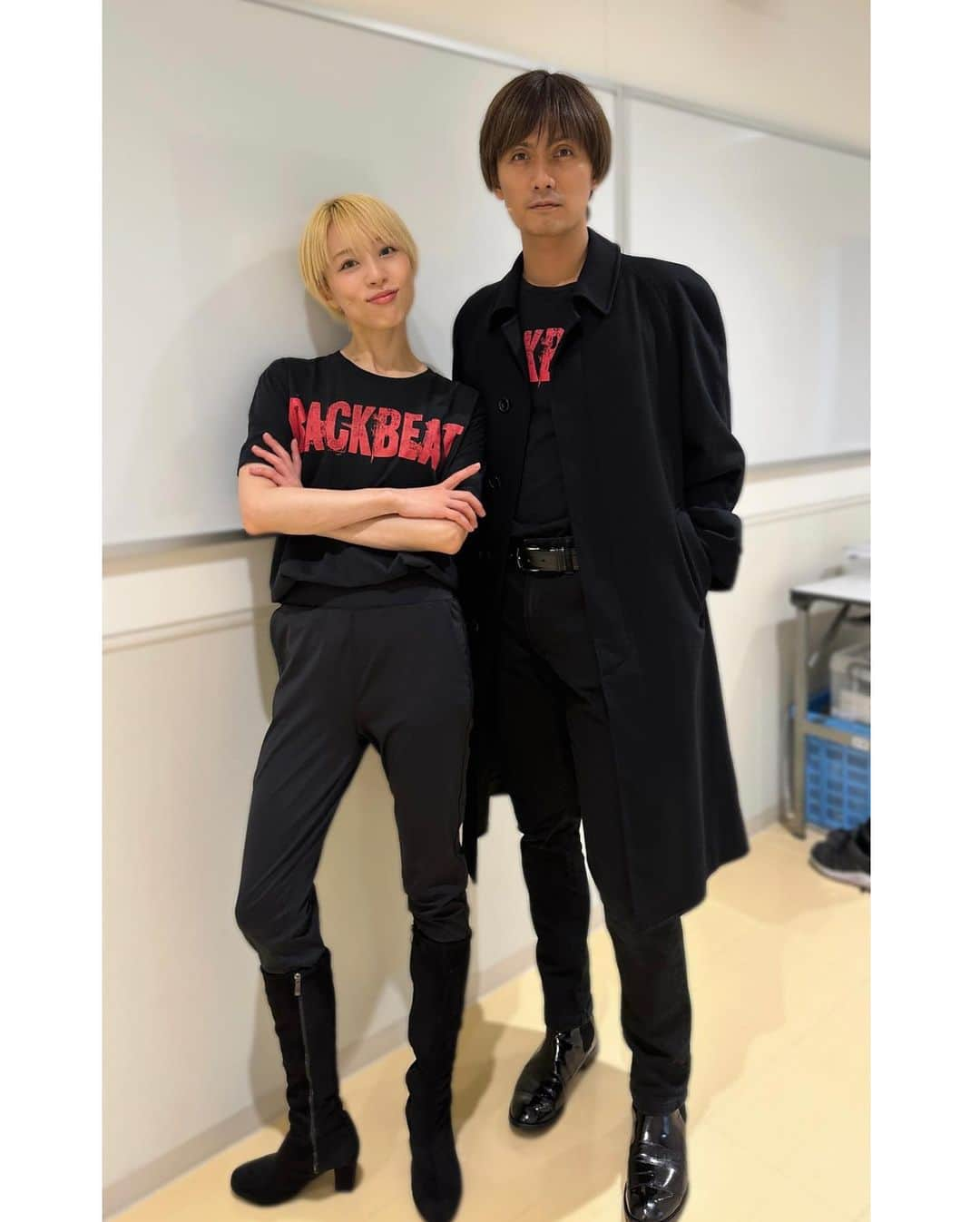 愛加あゆさんのインスタグラム写真 - (愛加あゆInstagram)「『#BACKBEAT』Tシャツ、ロックで可愛い🎸  今日の舞台稽古前、お衣裳部さんに写真撮って頂いてたら ジョンがスッと入って来てくれました！  和樹くんとは『#ラヴレターズ』以来の共演でして。 あつい芝居や歌は勿論素晴らしいですが、 時折見せてくれるヘン顔がたまらなく素晴らしいのです😂  明日はいよいよ東京公演スタート！！！ ブリリアホールは『#ヴェラキッカ 』以来で楽屋入って色々思い出したりもしてました！  明日から31日まで劇場にてカンパニー一同心よりお待ちしております✨  #舞台 #backbeat #バックビート #ビートルズ #thebeatles  #加藤和樹 さん #愛加あゆ #アストリッドキルヒヘア #astridkirchherr #東京建物ブリリアホール #楽屋 #舞台稽古 #Tシャツは初演の #身長161センチLサイズ #今年のもめちゃくちゃ可愛いです✨ #私は白ピンクロゴをGET #ストーリーに載せてます☺︎」5月23日 21時00分 - manaka_ayu