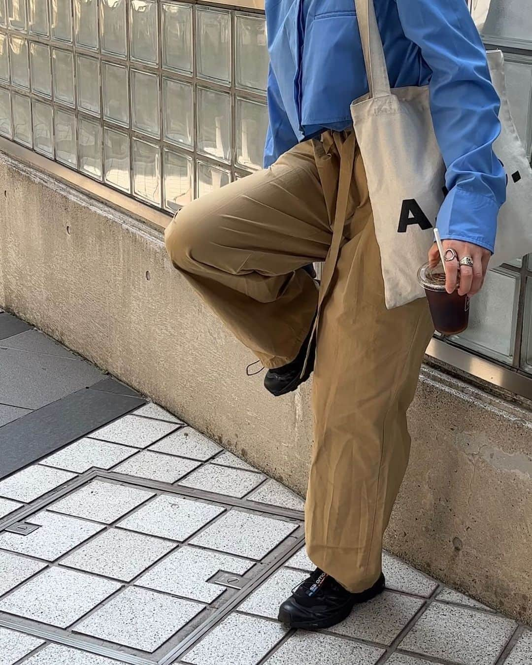 さいとうなるさんのインスタグラム写真 - (さいとうなるInstagram)「👔🧺  blue✖️beige ってなぜこんなに可愛いのでしょうか😔  サクッとsomom&coの クロップドシャツとチノパンを 合わせてみたのですが 大正解でした🏡✨  tops… @somom_and_co  pants… @somom_and_co  bag…  @apc_paris  cap…  @somom_and_co  shoes… @salomon_japan  . . . #ootd#日々#シンプル#シンプルコーデ#メンズライク #夏コーデ#サムオム#somomandco#サムオムアンドコー#シティーポップ#シティボーイ #シティポップ#ストリートシック#ストリートコーデ #ストリート#アウトドアファッション#popey#ポパイ#cityboy#citystyle#apc#salomon#サロモン#salomon #チノパン#シャツ」5月23日 21時01分 - naru060708