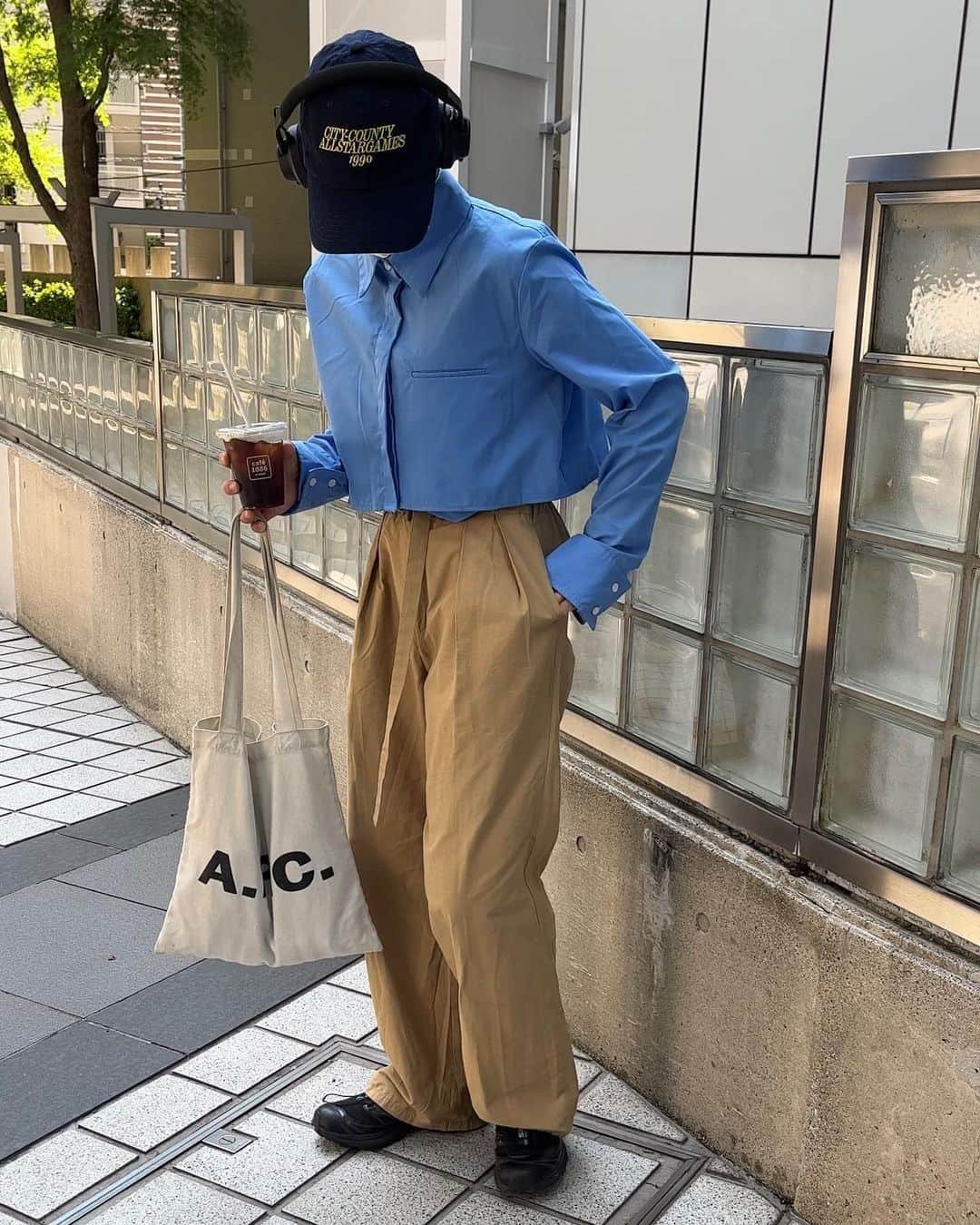 さいとうなるさんのインスタグラム写真 - (さいとうなるInstagram)「👔🧺  blue✖️beige ってなぜこんなに可愛いのでしょうか😔  サクッとsomom&coの クロップドシャツとチノパンを 合わせてみたのですが 大正解でした🏡✨  tops… @somom_and_co  pants… @somom_and_co  bag…  @apc_paris  cap…  @somom_and_co  shoes… @salomon_japan  . . . #ootd#日々#シンプル#シンプルコーデ#メンズライク #夏コーデ#サムオム#somomandco#サムオムアンドコー#シティーポップ#シティボーイ #シティポップ#ストリートシック#ストリートコーデ #ストリート#アウトドアファッション#popey#ポパイ#cityboy#citystyle#apc#salomon#サロモン#salomon #チノパン#シャツ」5月23日 21時01分 - naru060708