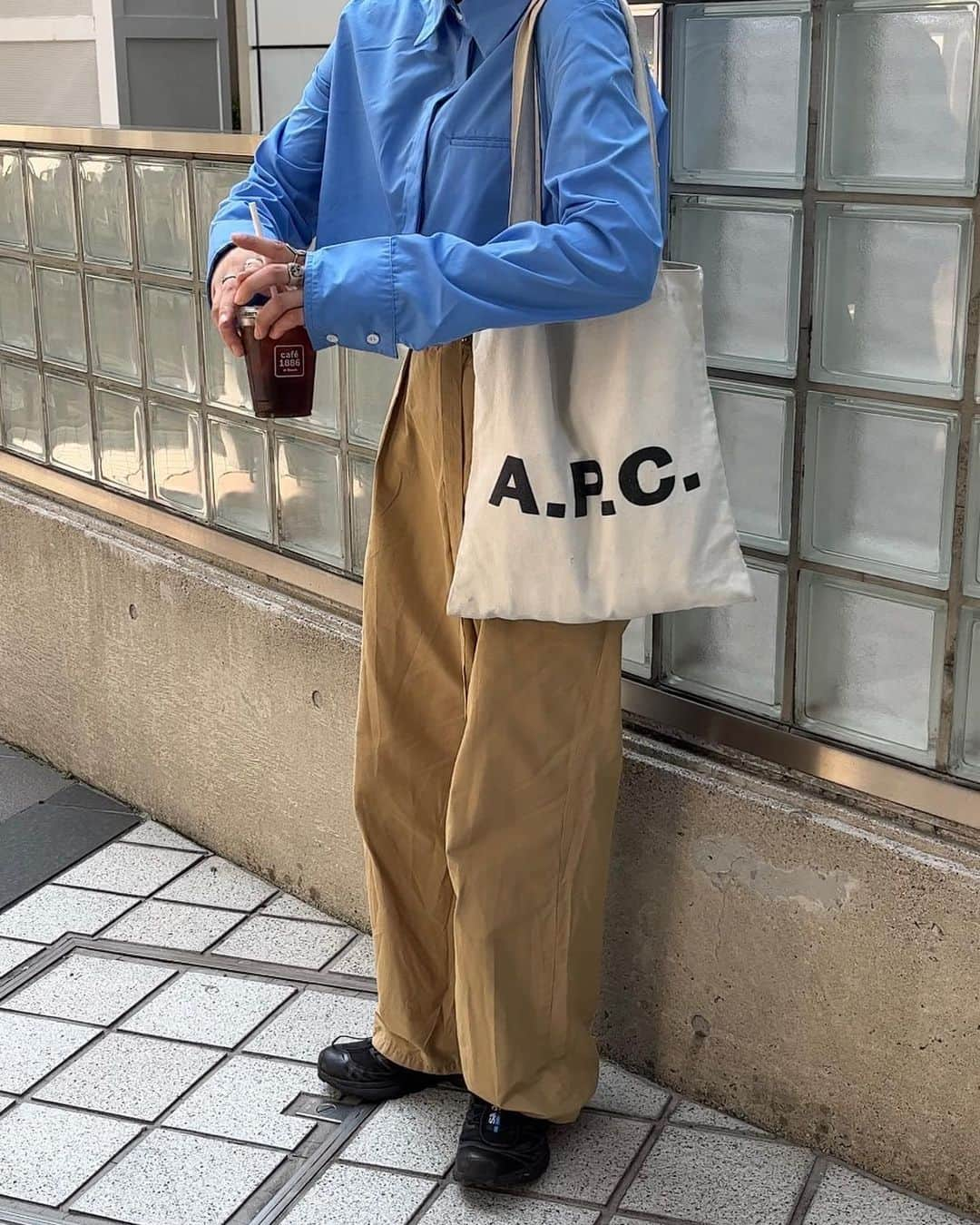 さいとうなるさんのインスタグラム写真 - (さいとうなるInstagram)「👔🧺  blue✖️beige ってなぜこんなに可愛いのでしょうか😔  サクッとsomom&coの クロップドシャツとチノパンを 合わせてみたのですが 大正解でした🏡✨  tops… @somom_and_co  pants… @somom_and_co  bag…  @apc_paris  cap…  @somom_and_co  shoes… @salomon_japan  . . . #ootd#日々#シンプル#シンプルコーデ#メンズライク #夏コーデ#サムオム#somomandco#サムオムアンドコー#シティーポップ#シティボーイ #シティポップ#ストリートシック#ストリートコーデ #ストリート#アウトドアファッション#popey#ポパイ#cityboy#citystyle#apc#salomon#サロモン#salomon #チノパン#シャツ」5月23日 21時01分 - naru060708