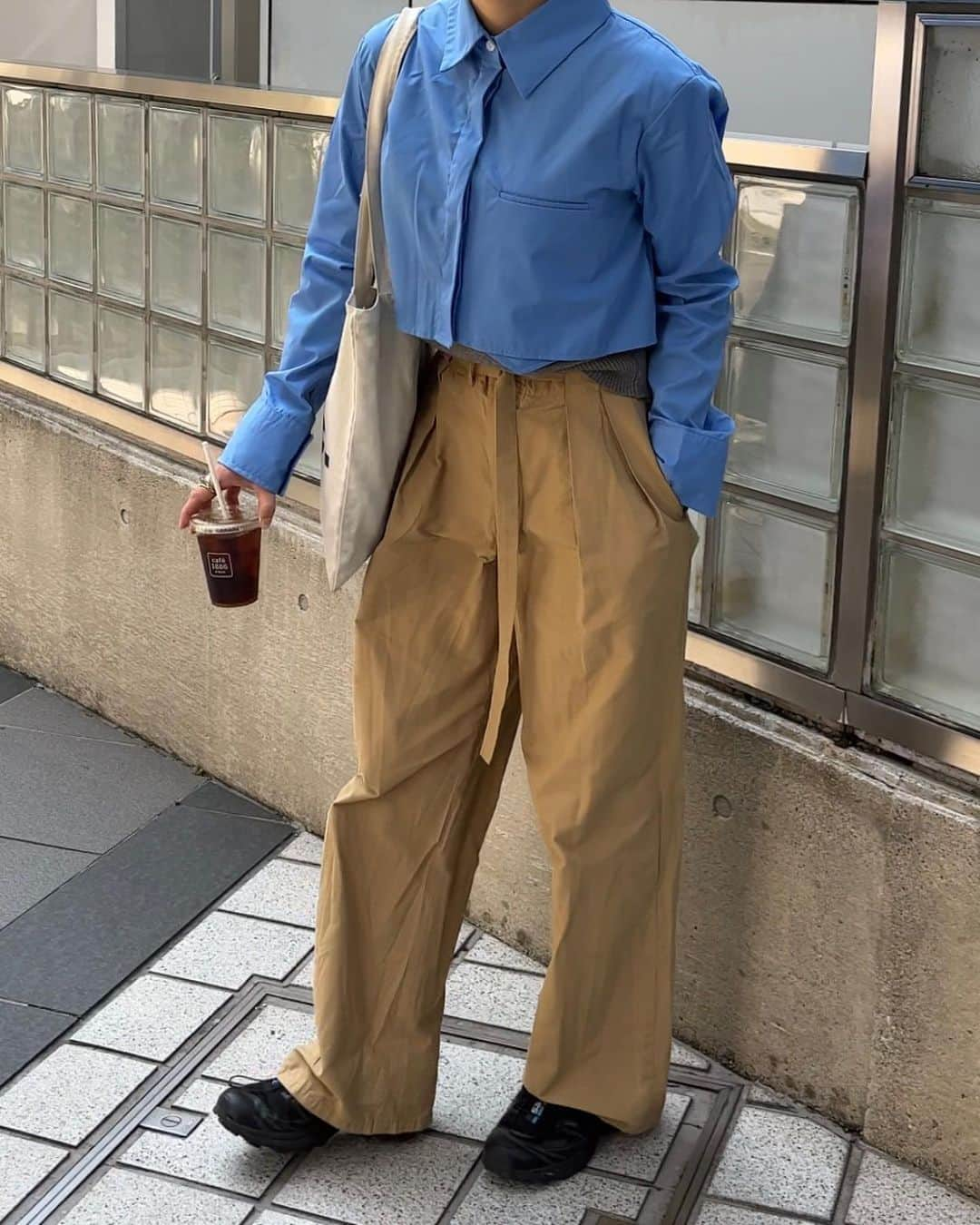 さいとうなるさんのインスタグラム写真 - (さいとうなるInstagram)「👔🧺  blue✖️beige ってなぜこんなに可愛いのでしょうか😔  サクッとsomom&coの クロップドシャツとチノパンを 合わせてみたのですが 大正解でした🏡✨  tops… @somom_and_co  pants… @somom_and_co  bag…  @apc_paris  cap…  @somom_and_co  shoes… @salomon_japan  . . . #ootd#日々#シンプル#シンプルコーデ#メンズライク #夏コーデ#サムオム#somomandco#サムオムアンドコー#シティーポップ#シティボーイ #シティポップ#ストリートシック#ストリートコーデ #ストリート#アウトドアファッション#popey#ポパイ#cityboy#citystyle#apc#salomon#サロモン#salomon #チノパン#シャツ」5月23日 21時01分 - naru060708