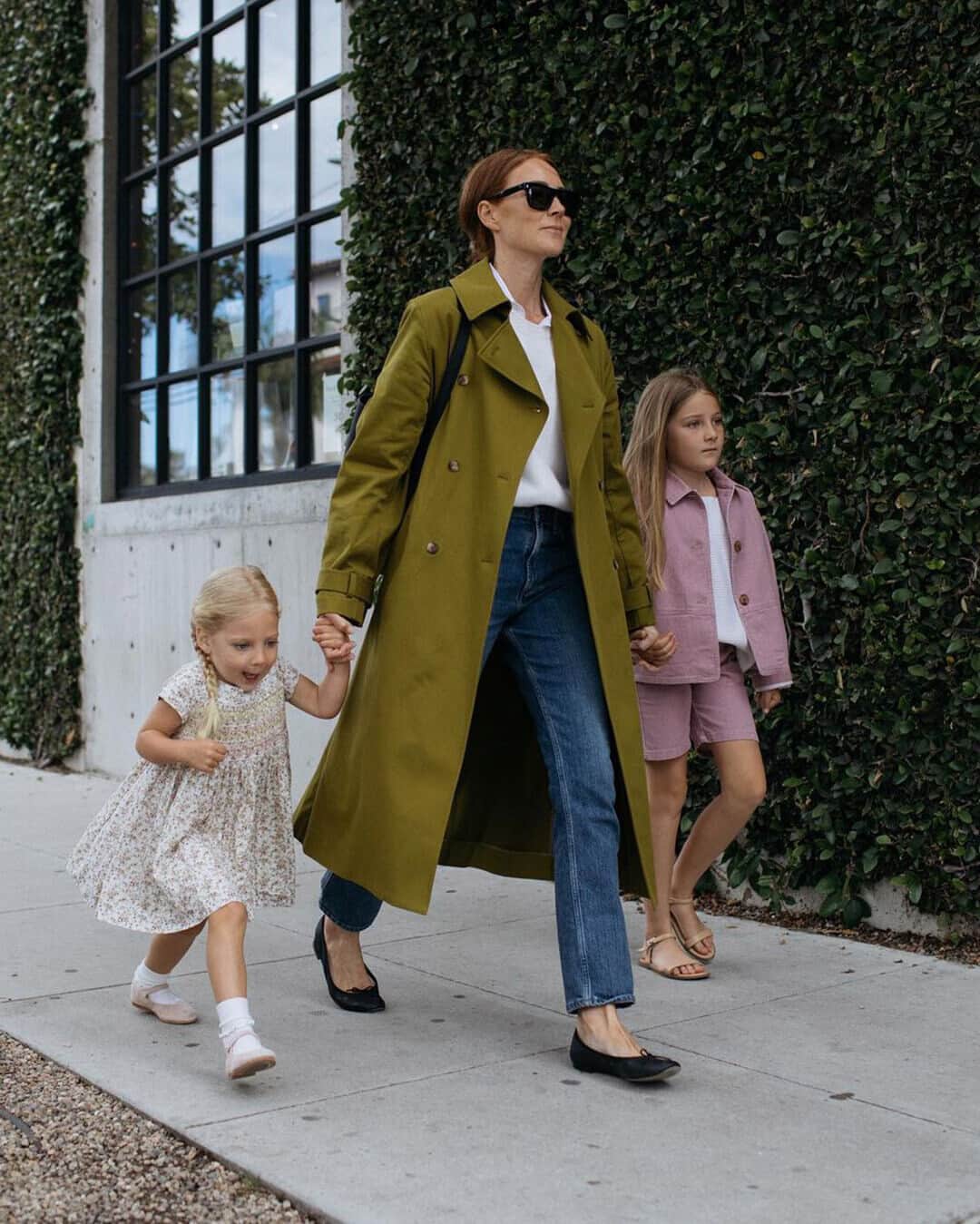 のインスタグラム：「Bonpoint SS23 | Family stroll. ​ Fashion and lifestyle blogger @CouldIHaveThat and her daughters dressed in full looks from our summer collection. 🍒​  #Bonpoint #BonpointFamily」