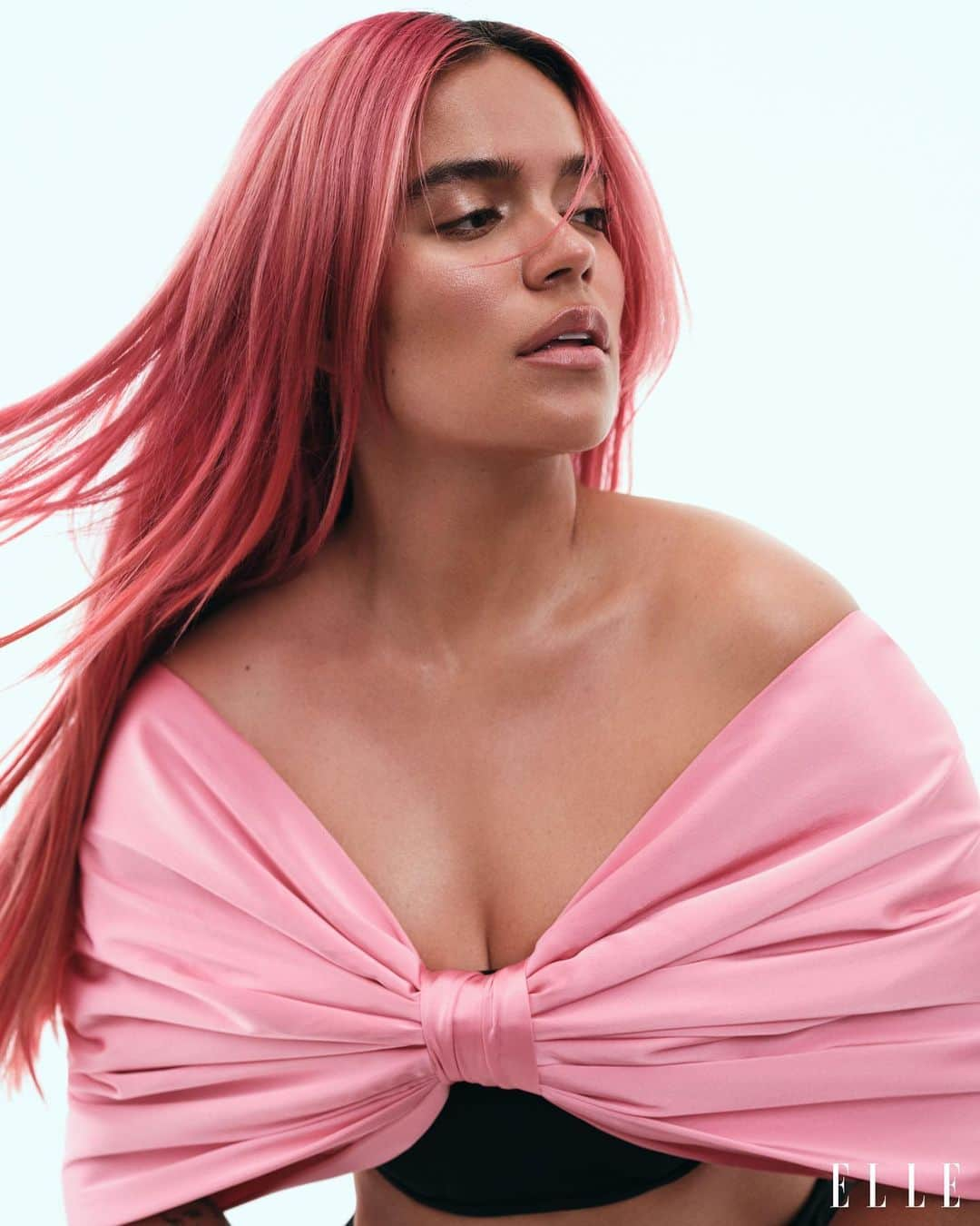 ニーナ・ガルシアのインスタグラム：「@karolg on her barrier-breaking album Mañana Será Bonito: “This was a moment when I wanted to say we’ve already taught women how beautiful it is to be self-confident and empowered. But it is also beautiful to reach this point, to use a platform as global as mine, and tell people that it is okay not to feel good. It’s normal…That’s my personal experience.” More from her @elleusa cover at the link in bio. — @karolg sobre su álbum, Mañana Será Bonito, que ha roto todos los récords: "Con este álbum yo quise compartir lo hermoso que es estar segura de una misma y empoderada pero también quise recordar, usando todos mis altavoces, que también está bien decir que uno no se encuentra bien. Es normal … esta es mi experiencia personal.” Si quieren conocer más sobre este reportaje, en mi bio encontrarán el link. — @elleusa  Photographer: @zoeygrossman Stylist: @alexwhiteedits Writer: @chantalfdez Hair: @evaniefrausto @bumbleandbumble Makeup: @yumilee_mua @chanel.beauty Manicure: @nailglam @_e.d.m.a Set Design: @jennykcorrea Production: @crawfordandcoproductions @curtfromzim」