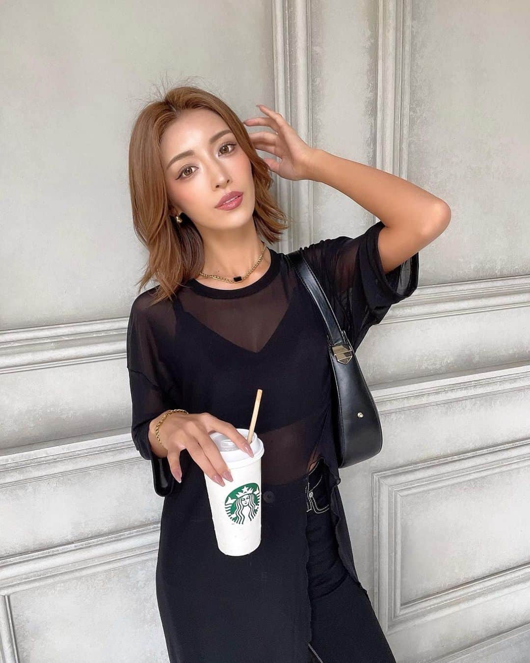 MIWAのインスタグラム：「#ootd ㅤㅤㅤㅤㅤㅤㅤㅤㅤㅤㅤㅤㅤ ㅤㅤㅤㅤㅤㅤㅤㅤㅤㅤㅤㅤㅤ 巻き髪について凄いDM もらったから今週中にでも 動画撮ろうかなと…🌼🤘🏾 ㅤㅤㅤㅤㅤㅤㅤㅤㅤㅤㅤㅤㅤ 透け透けtopsはshein🩵 ほぼ私のコーデはsheinとzaraで 出来上がってる気がする← ㅤㅤㅤㅤㅤㅤㅤㅤㅤㅤㅤㅤㅤ #巻き髪#ショートヘア #ボブ#ボブアレンジ #ショートヘアアレンジ  #shein#fashion#outfit」