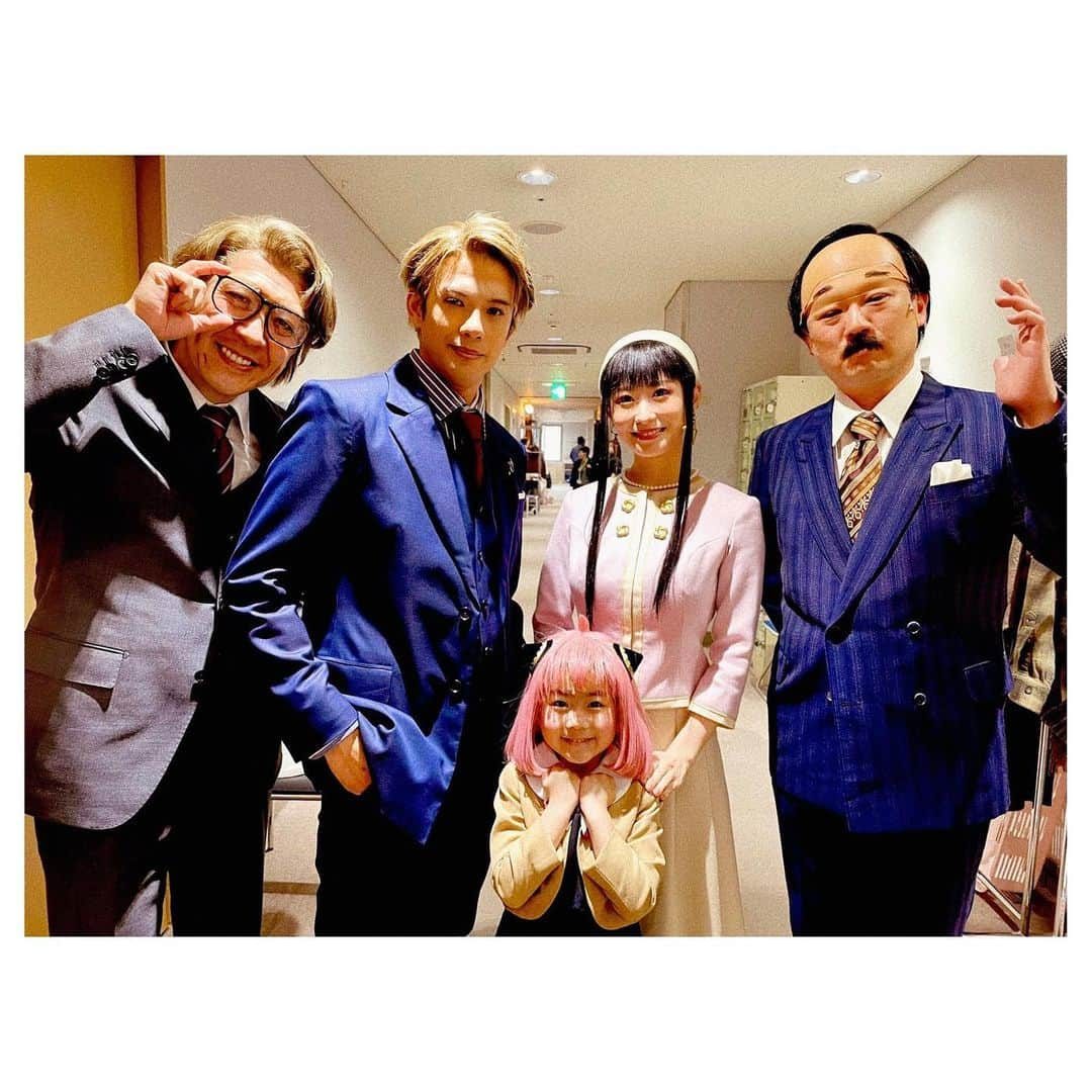 唯月ふうかさんのインスタグラム写真 - (唯月ふうかInstagram)「ミュージカル「SPY×FAMILY」 思い出写真🥜  1📸  三者面談に向かうフォージャー家と、お世話になる先生鎌田さん、丹宗さん!! このシーン、毎回本当に緊張してました。 先生方が厳しいですし🥺笑 フォージャー家の初めての共同ミッション、仮初ではあるけれど、公演を重ねる毎に心が繋がっていく感覚があり、凄く好きなシーンです!!  2📸 給湯室メンバー、彩ミリーさん、りなカミラさん、なつみシャロンさん!! 再現率が半端ない方々です。 衣装合わせの段階で、本物がいるじゃん！と話題でした♡ ヨルさんとしては距離は近くないですが、袖幕ではニッコニコです😚 この3人とお芝居が出来て、心強く非常に楽しかったです!!  3📸  チーム洗足大学、ドラム今村さん、般若さん、みなちゃん!! こうやって同じ大学の方々と同じ作品に出られる、凄く嬉しいなぁ。 今村さんのドラム、凄くかっこよかった!!  その演奏に合わせて歌うことが出来て、贅沢な時間でした♪ いつもお世話になっている般若さん、みなちゃん、大好きな2人です☺️  4📸  同い歳メンバー、なっちゃん、みなちゃん!! この2人には何度助けられたか!! 私がやりたいことを沢山叶えてくれる2人です。2作品連続で共演出来て夢のような時間でした🤭 ほんとうに、ありがとう。  5📸  ドミニク他、様々な役に変身していた楢木さん!! 今回のカッコよすぎる振付を考えて下さった方です。 もう…頭の中みてみたいなぁ。  あの複雑なフォーメーションや振りをどうやって産んでいるのか🤔 いつもふにゃ～っとした笑顔に癒されてました!! これからも弟を、よろしくお願いします!!  6📸  フランキー役 健人さん!! 5度目の共演で、私が10代の時からお世話になっているお兄ちゃん。フランキー似合いすぎ😎 普段の健人さんとのギャップも凄いですし、この作品をパァっと明るくして下さいました!! いつも私達に色んな事を教えてくれる健人さん、いや兄貴、いやリーダー！！笑  7📸  フィオナ役 ののかちゃん!! かっこよくて切ないフィオナと、天然でふわふわ可愛い ののちゃんとのギャップに、萌えまくりでした🤦‍♀️  ワードチョイスのセンスも抜群だし、一緒にいて凄くホッと安心感を与えてくれる存在です。 大好き、ののちゃん!! いつかののちゃんのダンスを全身で浴びたい。  8📸  ヘンリー役 壮麻さん!! 壮麻さんの気持ち良い美声と立ち居振る舞いがベリーエレガントでした!! そして、褒めて下さる言葉や頂くアドバイスが凄く嬉しくて、ずっとその言葉を大切にしていきたい。と思います☺️ お茶目で可愛らしい壮麻さん、ご一緒出来てよかった。  9📸  シルヴィア役 まなとさん!! 一挙手一投足美しい まあちゃん。 シルヴィアさんのお気に入りポイントが沢山あります私♡笑 ずっと私達を見守って下さり、より役にぐっと近くなれるヒントやアドバイスを下さる方。 まあちゃんの言葉に何度も助けて頂きました!!  本当に感謝です✨  これから数日間に分けて、SPY×FAMILYを振り返っていこうと思います🌹   #musical  #spyfamily   #ミュージカルspy   #思い出  #ヨルフォージャー   #唯月ふうか」5月23日 21時11分 - fuka_yuduki