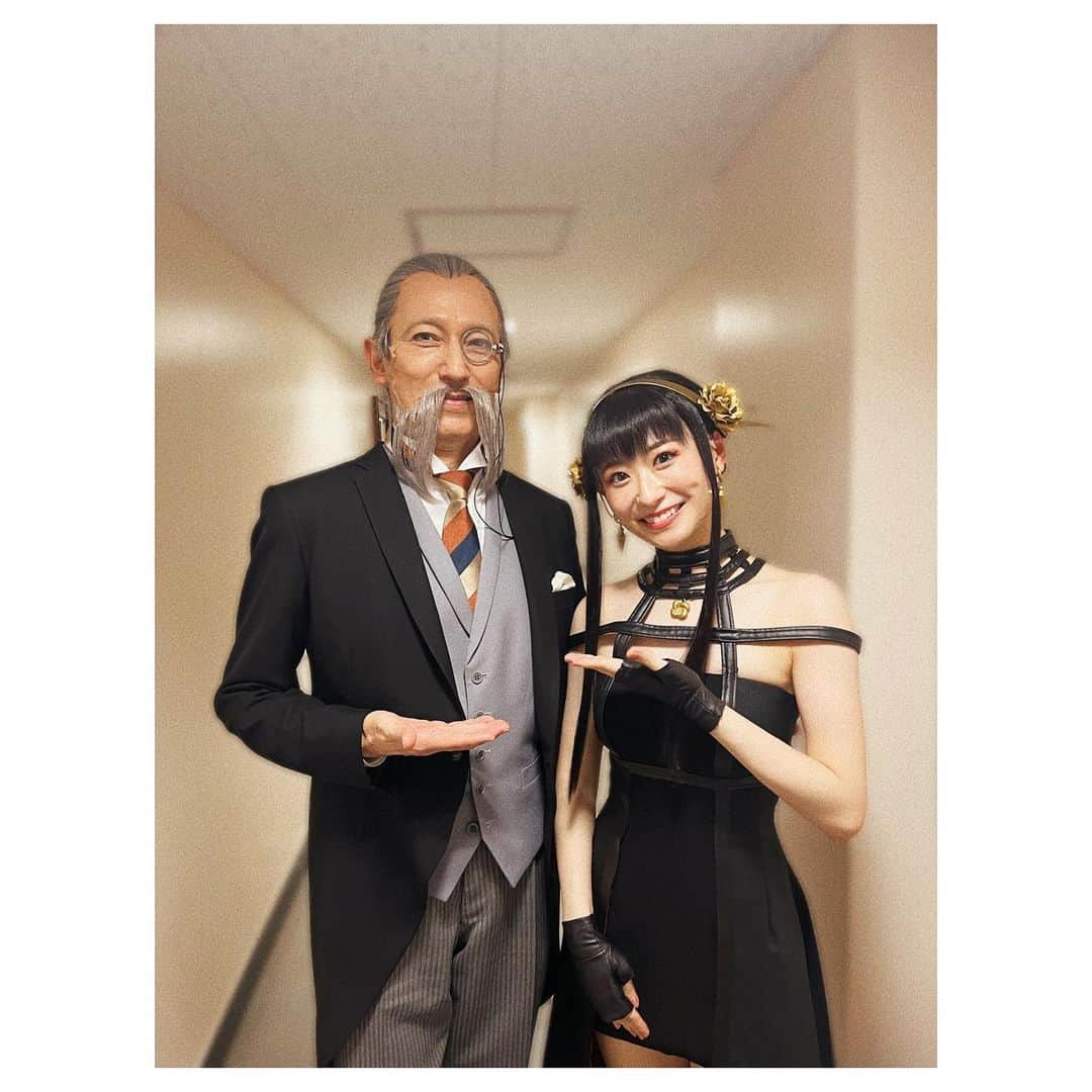 唯月ふうかさんのインスタグラム写真 - (唯月ふうかInstagram)「ミュージカル「SPY×FAMILY」 思い出写真🥜  1📸  三者面談に向かうフォージャー家と、お世話になる先生鎌田さん、丹宗さん!! このシーン、毎回本当に緊張してました。 先生方が厳しいですし🥺笑 フォージャー家の初めての共同ミッション、仮初ではあるけれど、公演を重ねる毎に心が繋がっていく感覚があり、凄く好きなシーンです!!  2📸 給湯室メンバー、彩ミリーさん、りなカミラさん、なつみシャロンさん!! 再現率が半端ない方々です。 衣装合わせの段階で、本物がいるじゃん！と話題でした♡ ヨルさんとしては距離は近くないですが、袖幕ではニッコニコです😚 この3人とお芝居が出来て、心強く非常に楽しかったです!!  3📸  チーム洗足大学、ドラム今村さん、般若さん、みなちゃん!! こうやって同じ大学の方々と同じ作品に出られる、凄く嬉しいなぁ。 今村さんのドラム、凄くかっこよかった!!  その演奏に合わせて歌うことが出来て、贅沢な時間でした♪ いつもお世話になっている般若さん、みなちゃん、大好きな2人です☺️  4📸  同い歳メンバー、なっちゃん、みなちゃん!! この2人には何度助けられたか!! 私がやりたいことを沢山叶えてくれる2人です。2作品連続で共演出来て夢のような時間でした🤭 ほんとうに、ありがとう。  5📸  ドミニク他、様々な役に変身していた楢木さん!! 今回のカッコよすぎる振付を考えて下さった方です。 もう…頭の中みてみたいなぁ。  あの複雑なフォーメーションや振りをどうやって産んでいるのか🤔 いつもふにゃ～っとした笑顔に癒されてました!! これからも弟を、よろしくお願いします!!  6📸  フランキー役 健人さん!! 5度目の共演で、私が10代の時からお世話になっているお兄ちゃん。フランキー似合いすぎ😎 普段の健人さんとのギャップも凄いですし、この作品をパァっと明るくして下さいました!! いつも私達に色んな事を教えてくれる健人さん、いや兄貴、いやリーダー！！笑  7📸  フィオナ役 ののかちゃん!! かっこよくて切ないフィオナと、天然でふわふわ可愛い ののちゃんとのギャップに、萌えまくりでした🤦‍♀️  ワードチョイスのセンスも抜群だし、一緒にいて凄くホッと安心感を与えてくれる存在です。 大好き、ののちゃん!! いつかののちゃんのダンスを全身で浴びたい。  8📸  ヘンリー役 壮麻さん!! 壮麻さんの気持ち良い美声と立ち居振る舞いがベリーエレガントでした!! そして、褒めて下さる言葉や頂くアドバイスが凄く嬉しくて、ずっとその言葉を大切にしていきたい。と思います☺️ お茶目で可愛らしい壮麻さん、ご一緒出来てよかった。  9📸  シルヴィア役 まなとさん!! 一挙手一投足美しい まあちゃん。 シルヴィアさんのお気に入りポイントが沢山あります私♡笑 ずっと私達を見守って下さり、より役にぐっと近くなれるヒントやアドバイスを下さる方。 まあちゃんの言葉に何度も助けて頂きました!!  本当に感謝です✨  これから数日間に分けて、SPY×FAMILYを振り返っていこうと思います🌹   #musical  #spyfamily   #ミュージカルspy   #思い出  #ヨルフォージャー   #唯月ふうか」5月23日 21時11分 - fuka_yuduki