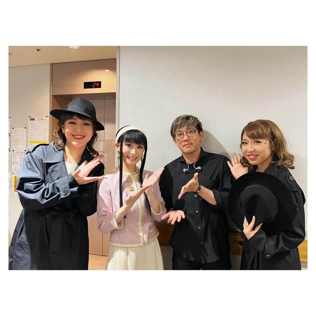 唯月ふうかさんのインスタグラム写真 - (唯月ふうかInstagram)「ミュージカル「SPY×FAMILY」 思い出写真🥜  1📸  三者面談に向かうフォージャー家と、お世話になる先生鎌田さん、丹宗さん!! このシーン、毎回本当に緊張してました。 先生方が厳しいですし🥺笑 フォージャー家の初めての共同ミッション、仮初ではあるけれど、公演を重ねる毎に心が繋がっていく感覚があり、凄く好きなシーンです!!  2📸 給湯室メンバー、彩ミリーさん、りなカミラさん、なつみシャロンさん!! 再現率が半端ない方々です。 衣装合わせの段階で、本物がいるじゃん！と話題でした♡ ヨルさんとしては距離は近くないですが、袖幕ではニッコニコです😚 この3人とお芝居が出来て、心強く非常に楽しかったです!!  3📸  チーム洗足大学、ドラム今村さん、般若さん、みなちゃん!! こうやって同じ大学の方々と同じ作品に出られる、凄く嬉しいなぁ。 今村さんのドラム、凄くかっこよかった!!  その演奏に合わせて歌うことが出来て、贅沢な時間でした♪ いつもお世話になっている般若さん、みなちゃん、大好きな2人です☺️  4📸  同い歳メンバー、なっちゃん、みなちゃん!! この2人には何度助けられたか!! 私がやりたいことを沢山叶えてくれる2人です。2作品連続で共演出来て夢のような時間でした🤭 ほんとうに、ありがとう。  5📸  ドミニク他、様々な役に変身していた楢木さん!! 今回のカッコよすぎる振付を考えて下さった方です。 もう…頭の中みてみたいなぁ。  あの複雑なフォーメーションや振りをどうやって産んでいるのか🤔 いつもふにゃ～っとした笑顔に癒されてました!! これからも弟を、よろしくお願いします!!  6📸  フランキー役 健人さん!! 5度目の共演で、私が10代の時からお世話になっているお兄ちゃん。フランキー似合いすぎ😎 普段の健人さんとのギャップも凄いですし、この作品をパァっと明るくして下さいました!! いつも私達に色んな事を教えてくれる健人さん、いや兄貴、いやリーダー！！笑  7📸  フィオナ役 ののかちゃん!! かっこよくて切ないフィオナと、天然でふわふわ可愛い ののちゃんとのギャップに、萌えまくりでした🤦‍♀️  ワードチョイスのセンスも抜群だし、一緒にいて凄くホッと安心感を与えてくれる存在です。 大好き、ののちゃん!! いつかののちゃんのダンスを全身で浴びたい。  8📸  ヘンリー役 壮麻さん!! 壮麻さんの気持ち良い美声と立ち居振る舞いがベリーエレガントでした!! そして、褒めて下さる言葉や頂くアドバイスが凄く嬉しくて、ずっとその言葉を大切にしていきたい。と思います☺️ お茶目で可愛らしい壮麻さん、ご一緒出来てよかった。  9📸  シルヴィア役 まなとさん!! 一挙手一投足美しい まあちゃん。 シルヴィアさんのお気に入りポイントが沢山あります私♡笑 ずっと私達を見守って下さり、より役にぐっと近くなれるヒントやアドバイスを下さる方。 まあちゃんの言葉に何度も助けて頂きました!!  本当に感謝です✨  これから数日間に分けて、SPY×FAMILYを振り返っていこうと思います🌹   #musical  #spyfamily   #ミュージカルspy   #思い出  #ヨルフォージャー   #唯月ふうか」5月23日 21時11分 - fuka_yuduki