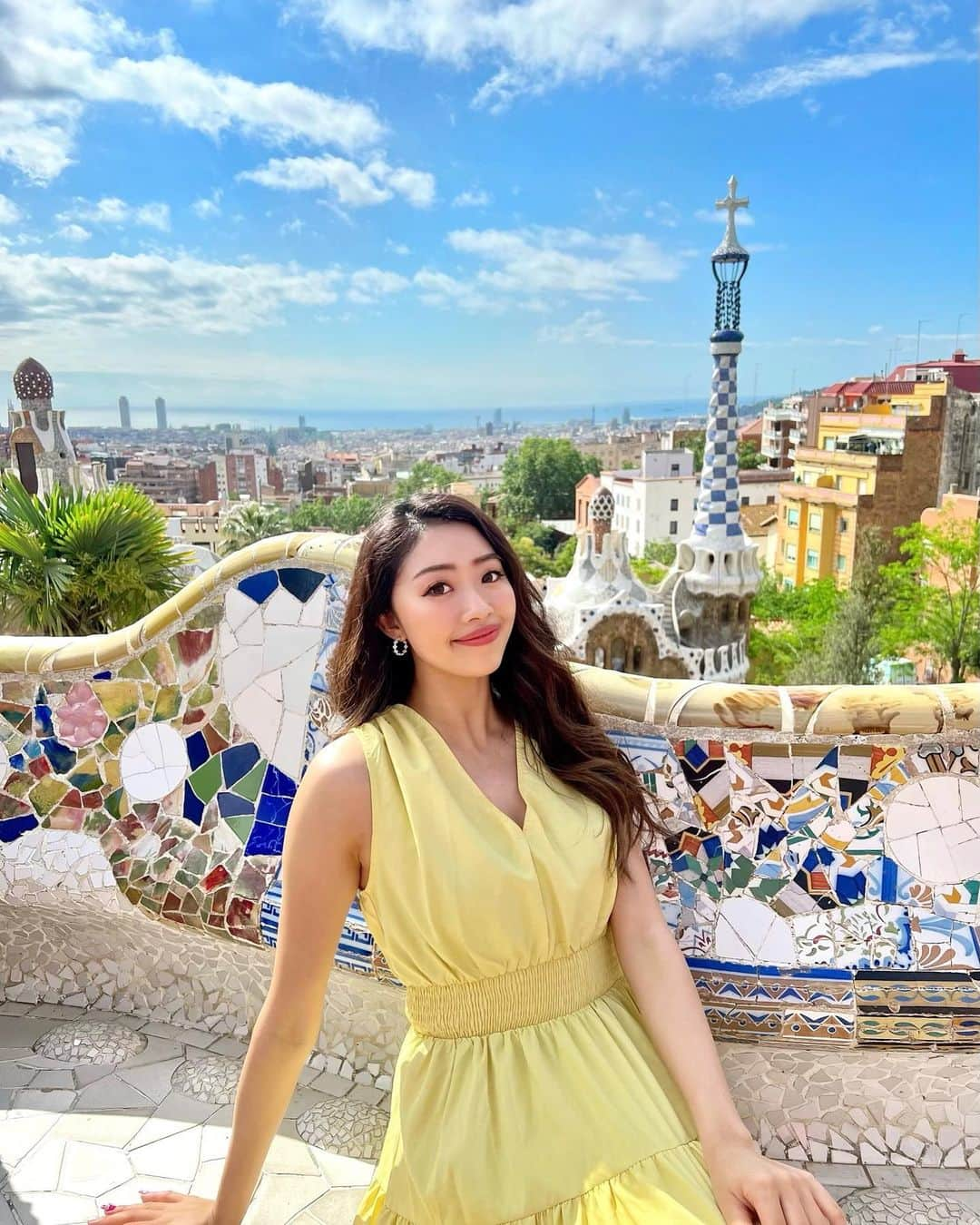 駄原杏里沙のインスタグラム：「・ 📍グエル公演 in Barcelona ・ ・ ずっとずっと行きたかった #グエル公園  バルセロナの街を一望できて 朝からお散歩がてらに🐾 ・ ・ こちらも#ガウディ建築  世界遺産に登録されてる場所 ・ タイルの色使いが鮮やかで 見てるだけでワクワクしました🫶 ここは絶対1度行った方が良い場所🌈 #barcelona#barcelonaspai #spain#spain🇪🇸 #spain❤️ #shein  #travel#parkguell#antonigaudi  #バルセロナ#バルセロナ旅行  #分譲住宅#世界遺産#スペイン #スペイン旅行#シーン#ワンピース #海外旅行#タビジョ#人生楽しんだもの勝ち#フリーランス」