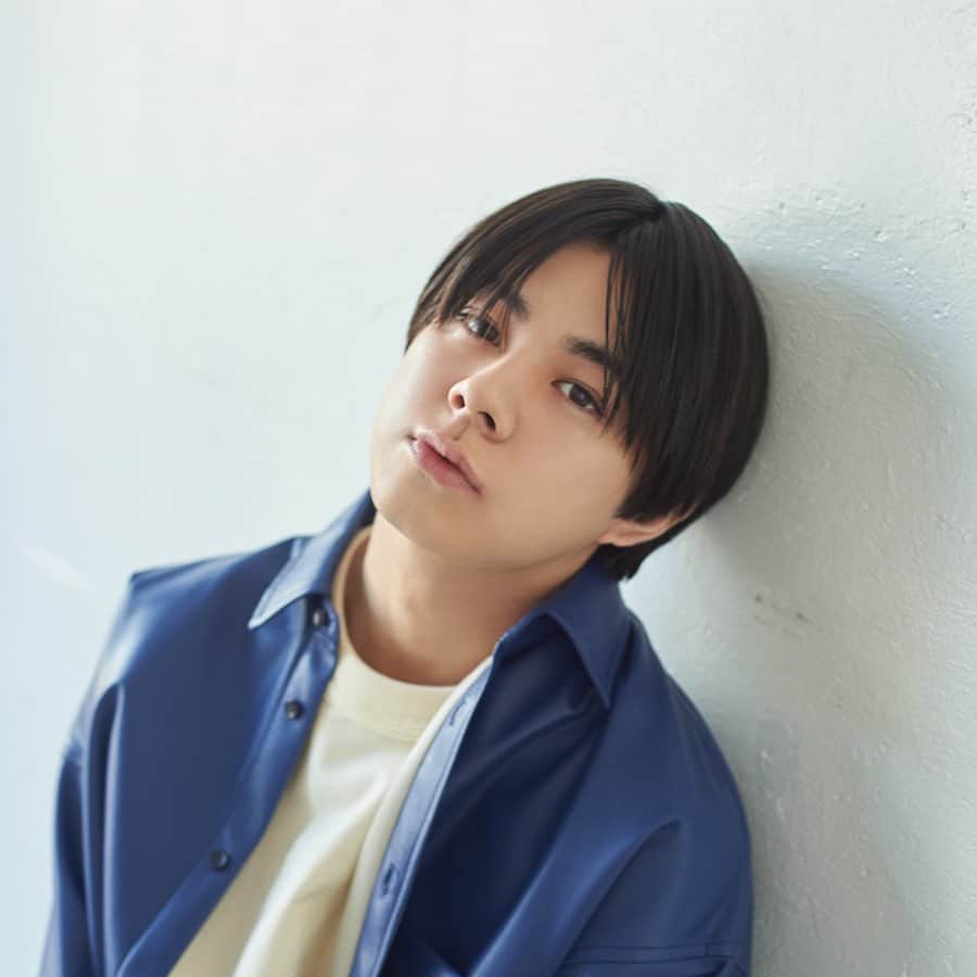 宇佐卓真のインスタグラム：「宣材写真変わりました、、！  今までより大人っぽくなりたいと思ってあんまイメージに無いブルーの衣装チョイスしました。  どうでしょうか、、！  宣材写真別のパターンなんでぜひホームページから見てください🙇‍♂️  衣装は @maisonspecial_men  さんにお借りしました。」