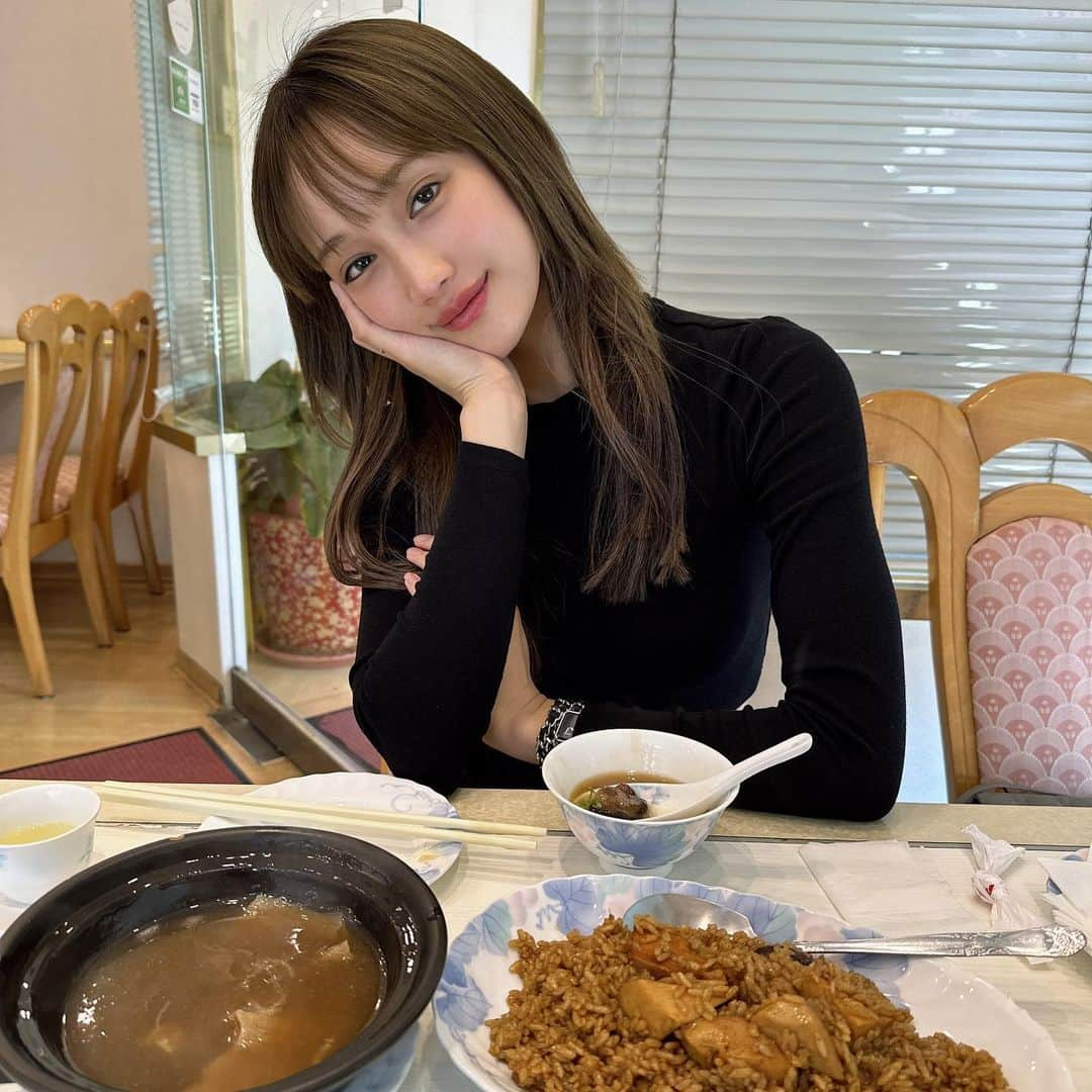 岡田サリオさんのインスタグラム写真 - (岡田サリオInstagram)「昔から台湾に行ったらぜったいに食べるアワビ炒飯のお店🧡 ほんとにおいしいよお、おすすめ◎ フライト直後で寝ぼけながら食べました😪 #goldentoprestaurant」5月23日 21時12分 - salio.fficial