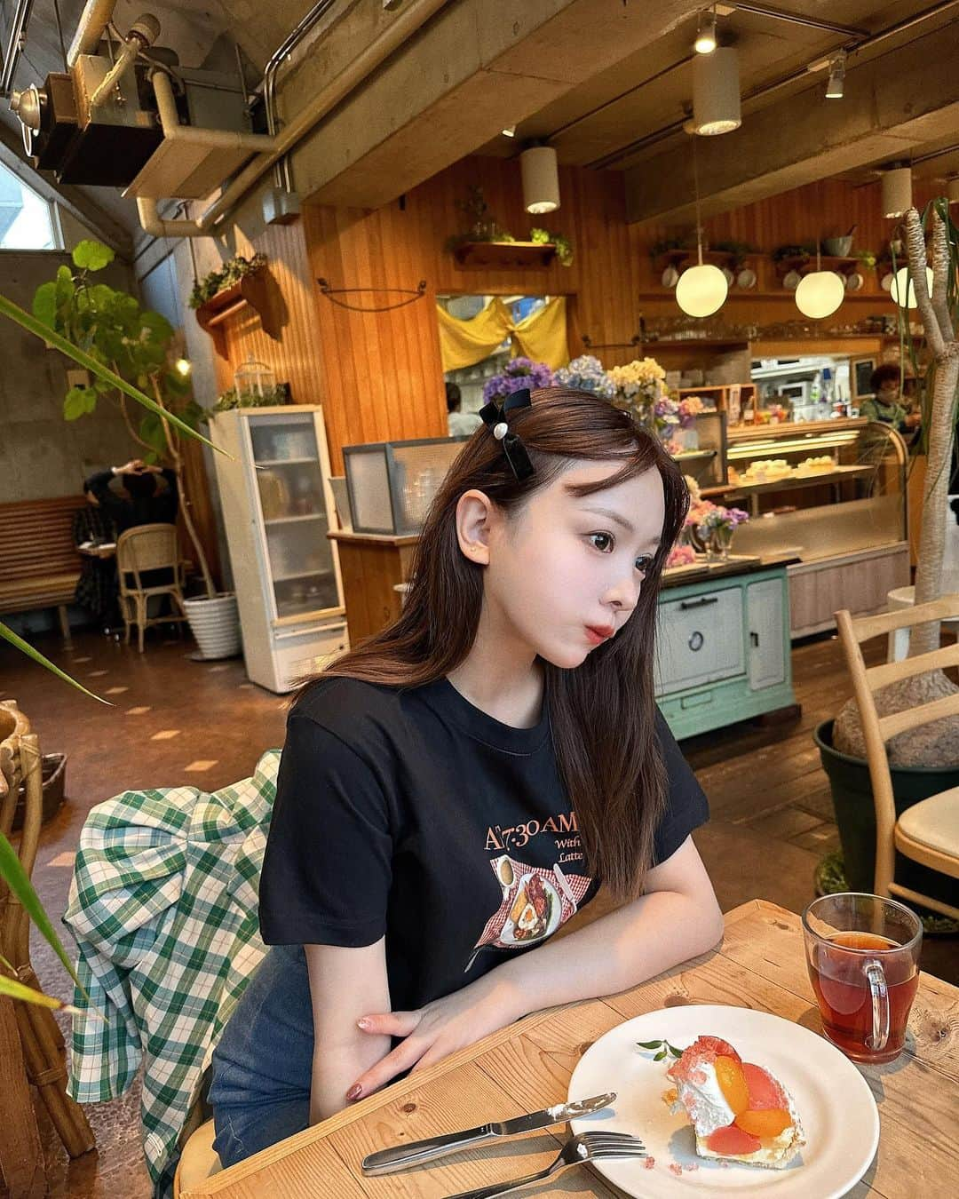 平松可奈子さんのインスタグラム写真 - (平松可奈子Instagram)「CL Breakfast Tee🦖  @_beee__  さんがシュエラテの 朝食をイメージして作って下さった 実写プリントです…♡  私が着てるのはM size ユニセックスもあって 配色が違うよ…♡  25日からの新宿ルミネ ポップアップ限定品！ ポーチもあるんだけどね めちゃくちゃ可愛いの😭💞 大きめサイズで沢山入る！ バックから出した時の 胸のときめきが止まらない！ バックインバックとしても♡  はあ、みんな新宿ルミネ ポップアップ来てくれる？ 狙ってるitemはある？ いつ来るの？ 色々コメント欄で教えて下さい🩵  #シュエラテ　#tshirts  #ロゴt  #girly #follow4like  #japanesegirl #ヘアアレンジ #ユニセックス　#ウインク」5月23日 21時06分 - 11kanaco14