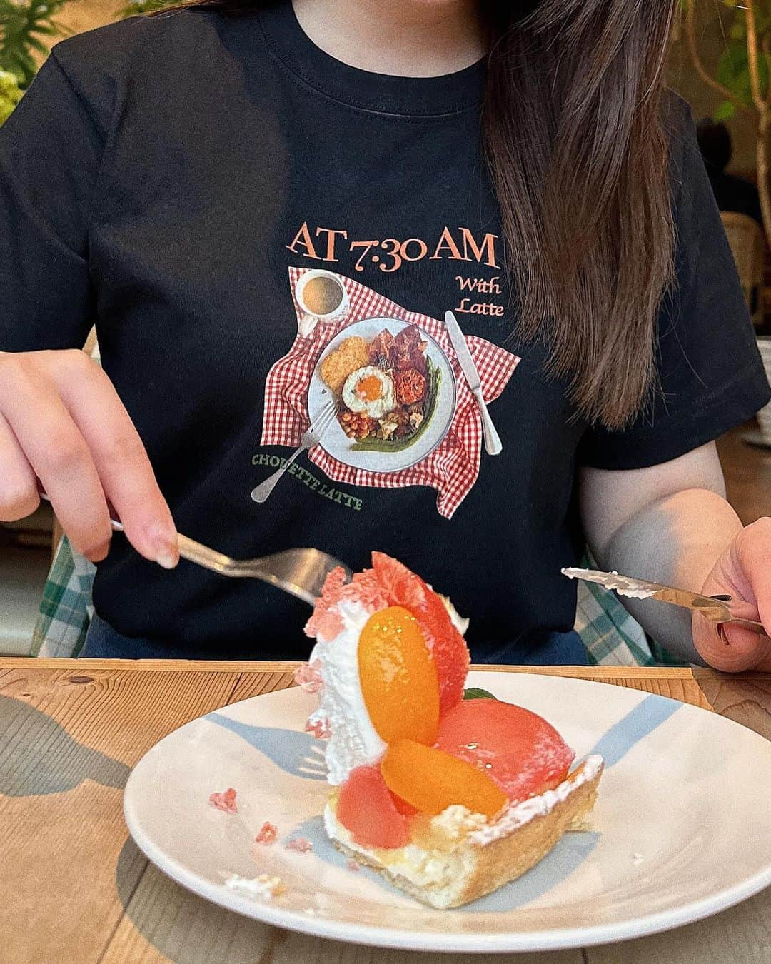 平松可奈子さんのインスタグラム写真 - (平松可奈子Instagram)「CL Breakfast Tee🦖  @_beee__  さんがシュエラテの 朝食をイメージして作って下さった 実写プリントです…♡  私が着てるのはM size ユニセックスもあって 配色が違うよ…♡  25日からの新宿ルミネ ポップアップ限定品！ ポーチもあるんだけどね めちゃくちゃ可愛いの😭💞 大きめサイズで沢山入る！ バックから出した時の 胸のときめきが止まらない！ バックインバックとしても♡  はあ、みんな新宿ルミネ ポップアップ来てくれる？ 狙ってるitemはある？ いつ来るの？ 色々コメント欄で教えて下さい🩵  #シュエラテ　#tshirts  #ロゴt  #girly #follow4like  #japanesegirl #ヘアアレンジ #ユニセックス　#ウインク」5月23日 21時06分 - 11kanaco14