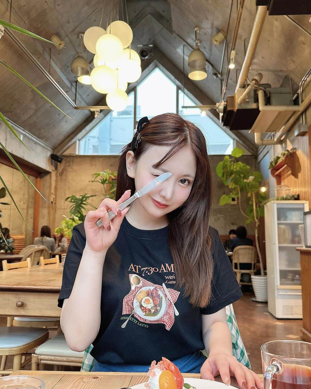 平松可奈子さんのインスタグラム写真 - (平松可奈子Instagram)「CL Breakfast Tee🦖  @_beee__  さんがシュエラテの 朝食をイメージして作って下さった 実写プリントです…♡  私が着てるのはM size ユニセックスもあって 配色が違うよ…♡  25日からの新宿ルミネ ポップアップ限定品！ ポーチもあるんだけどね めちゃくちゃ可愛いの😭💞 大きめサイズで沢山入る！ バックから出した時の 胸のときめきが止まらない！ バックインバックとしても♡  はあ、みんな新宿ルミネ ポップアップ来てくれる？ 狙ってるitemはある？ いつ来るの？ 色々コメント欄で教えて下さい🩵  #シュエラテ　#tshirts  #ロゴt  #girly #follow4like  #japanesegirl #ヘアアレンジ #ユニセックス　#ウインク」5月23日 21時06分 - 11kanaco14