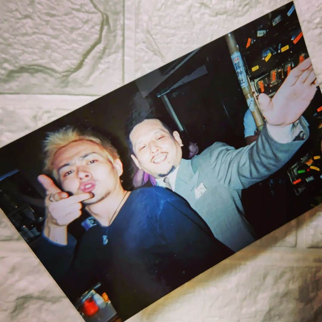 重松隆志さんのインスタグラム写真 - (重松隆志Instagram)「1998年。六本木。ソウルバー。テンプス。25歳だった。 夕方５時から六本木交差点のココビル。2階の『居酒屋ばいしょう』で働き午後11時から朝まで7階の『TEMPS』でバイトしていた。ずーっとお酒を作ってた。 役者として今の事務所、ストレイドッグプロモーションに入るきっかけを作ってくれたのが、オーナーの川畑親父だった。今のままじゃダメだろって、俳優、天宮良さんと会わせてくれた。初舞台、悲しき天使を千歳烏山のスタジオに観に来てくれた。 酒も麻雀も教えてくれた。姿勢が悪いと怒られたりもした。突然、  お亡くなりになられたことをSNSで知った。 悲しいだけです。  ご冥福をお祈りいたします。 今も、舞台に映画に、頑張っています。 ありがとうございました。  唯一カメラで撮った写真を1枚添えて。 2000年で間違いないと思います。  #川畑満男 #六本木 #TEMPS #ソウルバー #居酒屋ばいしょう #俳優 #重松隆志」5月23日 21時07分 - shige_man_