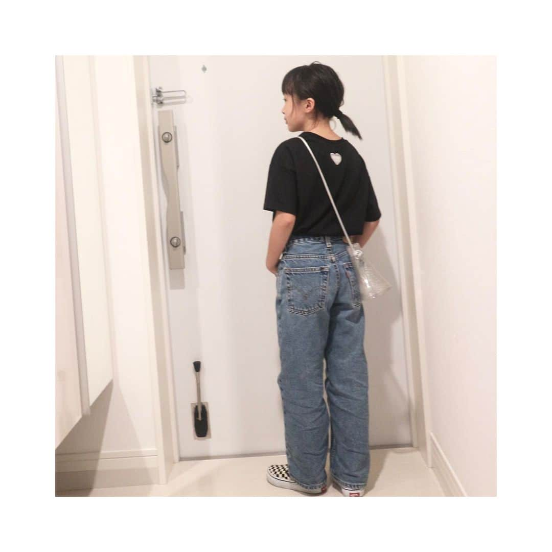 utan0925のインスタグラム：「5/23⑅◡̈* * 前は無地なシンプルTシャツだけど 後ろはキュートなハート( ¨̮ )❥︎❥︎ シンプルでカワイイとか最強🖤 * クリアポシェットも夏らしくて サイズ感もイイ感じ〜☺︎♪♪ どんなコーデにもあうね♡︎ * @branshes ☺︎♪ 背中ハートくり抜きTシャツ クリアポシェット さら☺︎127.5㎝/23kg/140着用 *」