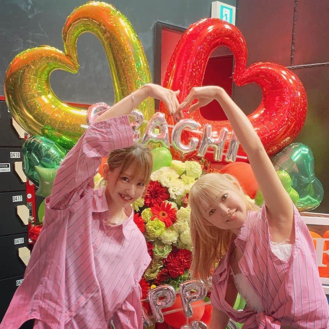 小野晴香のインスタグラム：「皆さんありがとうございました✨  本番直後 ｢(疲れすぎて)ピースする余裕もありませぬ｣ とか言っちゃってるけど わら 良き疲れだ！  たのしかったな〜ん🫧‪😈」