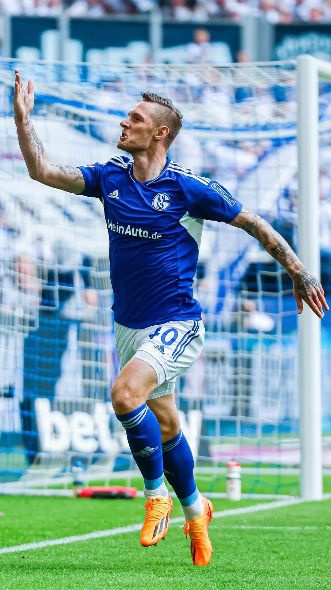 シャルケ04のインスタグラム：「🙋🏽‍♂️ @rodrigozalazar  🫡 @simonterodde9  🤝 @tobiasmohr29  🫶 @polti9   👀🔜 @rbleipzig - Eure Emotionen in Emojis? ✍️ . . . #ModayMotivation #Schalke #S04 #WirBleiben #Football #Soccer #Fußball #Futbol #Knappen #🔵⚪️」