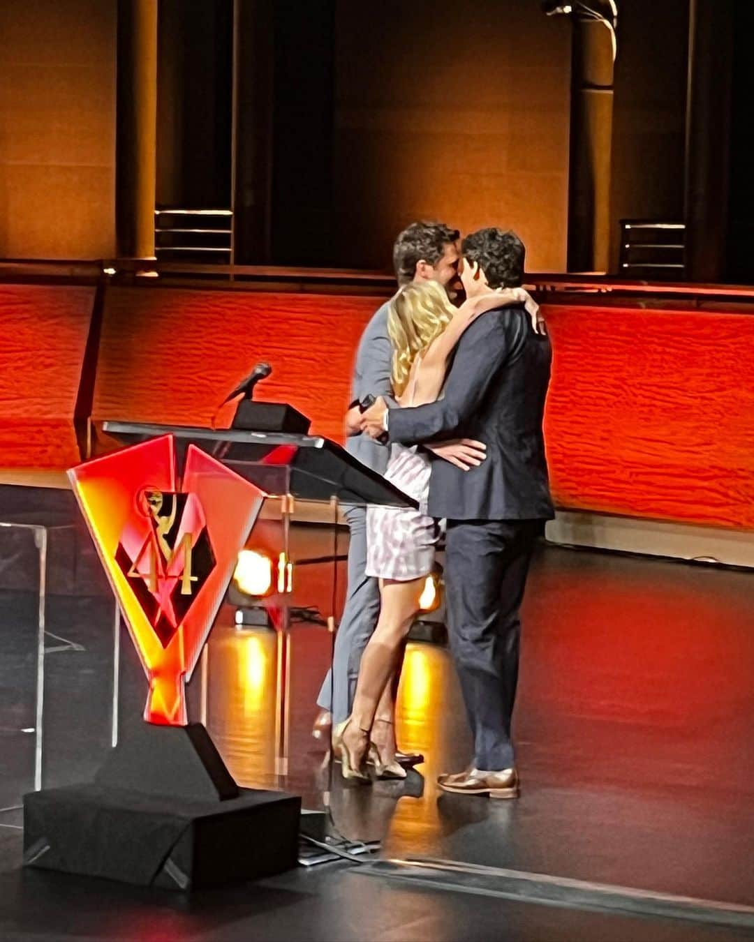 タラ・リピンスキーさんのインスタグラム写真 - (タラ・リピンスキーInstagram)「One of my favorite events BECAUSE its where I met my HUSBAND. May 5th, 8 years ago on that very stage handing him an Emmy thinking his shoes were nice and also thinking “man this guy wins a lot”   Flash forward to almost a decade later. Married which is the best part and now produced and directed our first project together. AND Meddling took one home. Congrats and thank you to @loganfultondp - you killed it.   So fun to be back where it’s all started for TNT 🧨   Also a pic of the shortest gal and tallest guy in the room. @shaq」5月23日 21時10分 - taralipinski