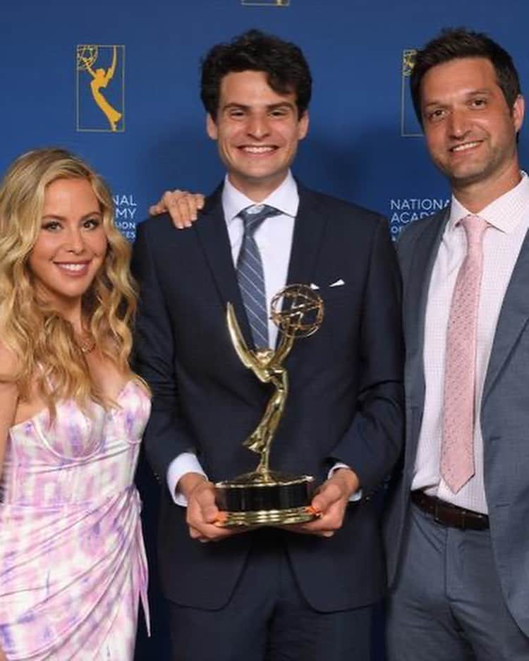 タラ・リピンスキーさんのインスタグラム写真 - (タラ・リピンスキーInstagram)「One of my favorite events BECAUSE its where I met my HUSBAND. May 5th, 8 years ago on that very stage handing him an Emmy thinking his shoes were nice and also thinking “man this guy wins a lot”   Flash forward to almost a decade later. Married which is the best part and now produced and directed our first project together. AND Meddling took one home. Congrats and thank you to @loganfultondp - you killed it.   So fun to be back where it’s all started for TNT 🧨   Also a pic of the shortest gal and tallest guy in the room. @shaq」5月23日 21時10分 - taralipinski