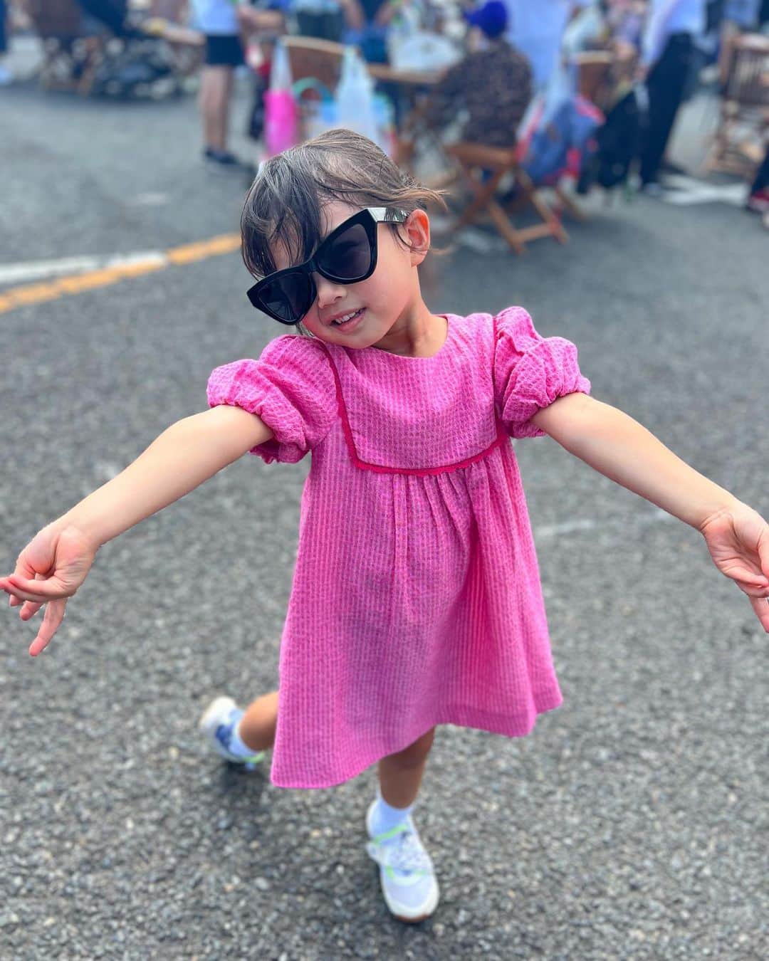 HARUKA MUTOのインスタグラム：「🩷🌈👩‍👧  この日は長女HIMARIだけキメラに連れてったの🌻 Dance Showを前から真剣に見て、その後は色んなコンテンツやLIVEを一緒に楽しみました🧡　 お利口さんだったね👏  百点満点の天気の中、最高の日になったね！☀️ お陰で私もひまも日焼け⚡️(私はとんでもない日焼けぶちかましてしまいました笑)  会いたい人に沢山会えて嬉しかったぁぁ🩵やぱLIVEや showや野外にフェスって最高。  @chimeragame」