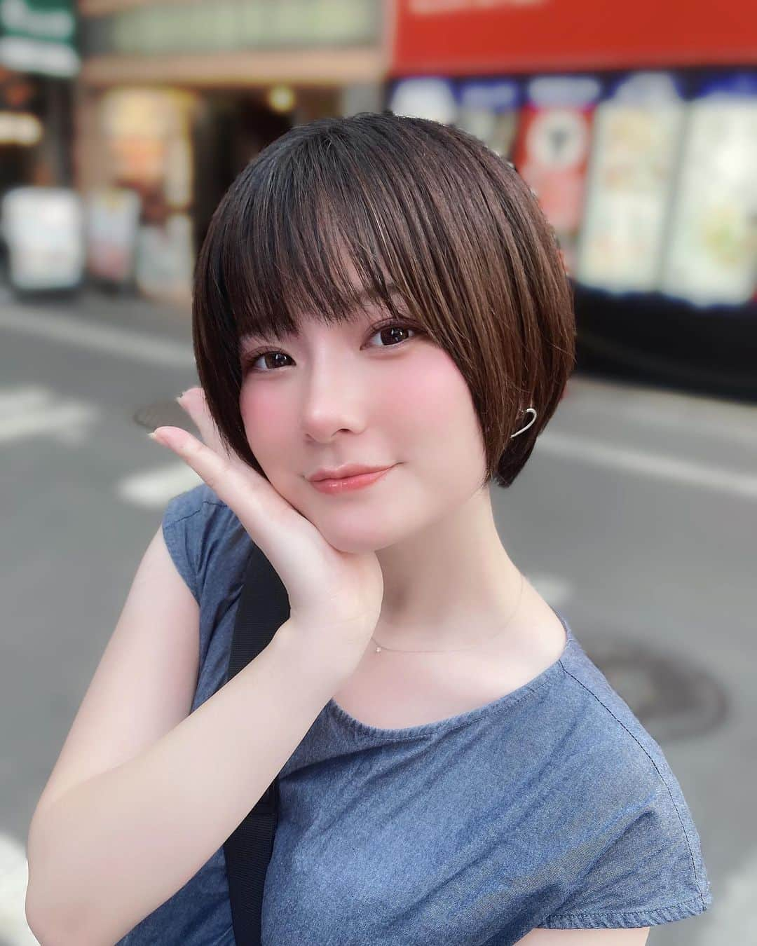 ぽんぬのインスタグラム：「髪切ったさっぱりんこ。 . 東京に来てから初めて美容院行ったから ドキドキだったんだけど 大正解だった。💮💯 . . . @chuulens_japan 様の 4/24新発売のカラコンを先行体験させて頂いたので 全力レビュー️📝💪( ¨̮ 💪) Daisy Shower(デイジーシャワー)の Pure Brownというカラーです❕ じゅわっとお花が咲いたような模様が入っている優しいブラウンカラコンって感じです🌼*･ レンズの上下が絶妙なグラデーションになってるから、アニメみたいなきらきらになるのかわいすぎる。 . 全商品対象10%OFFになるクーポンコードを発行していただいたので 気になる商品があったら使ってみてね👀 クーポンコード▶︎pon777 . . . . .  #チューレンズ  #chuulens #DaisyShower  #purebrown」