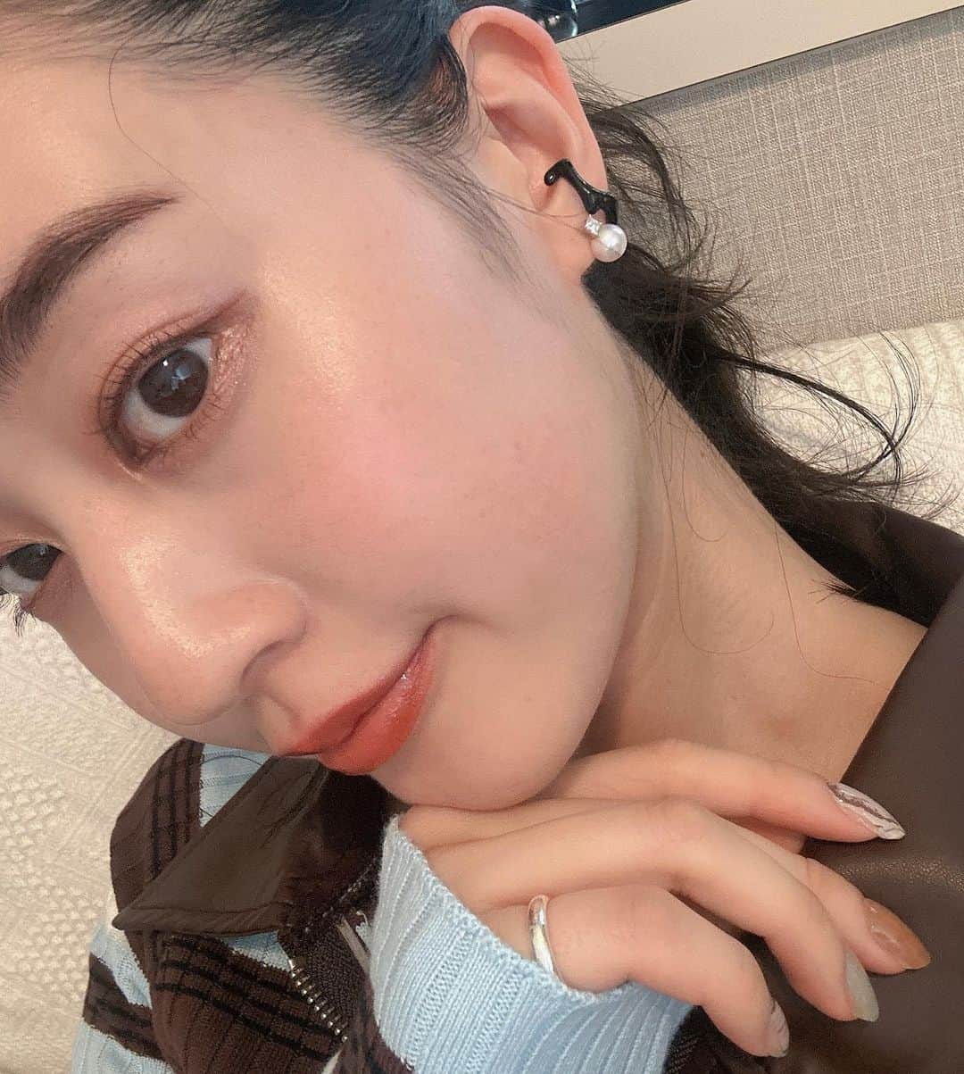 青野楓のインスタグラム：「服にあわせた🩵🤍🤎  👁️@celvoke.jp  👂@vermillion_jewelry  💅@7nana_official   #celvoke #vermillion #nail#ネイルシール#セルヴォーク #アイシャドウ」