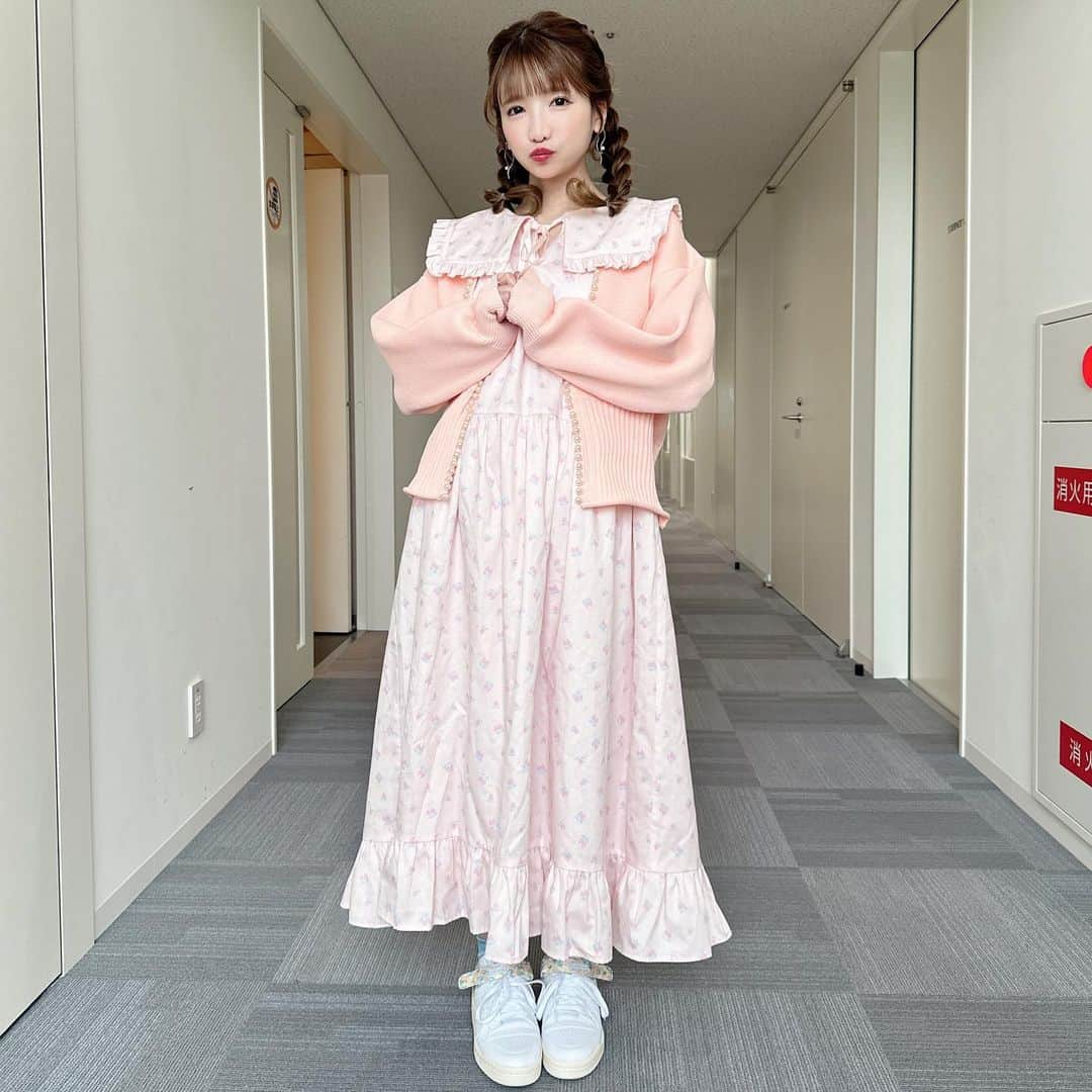 もえのあずきさんのインスタグラム写真 - (もえのあずきInstagram)「ピンク大好き🩷🎀  dress🎀@salondenona earring💍@accessory__a_little  #ユニバコーデ#ピンクコーデ #あみこみアレンジ #もえあず#テレビ衣装#」5月23日 21時16分 - moeazukitty