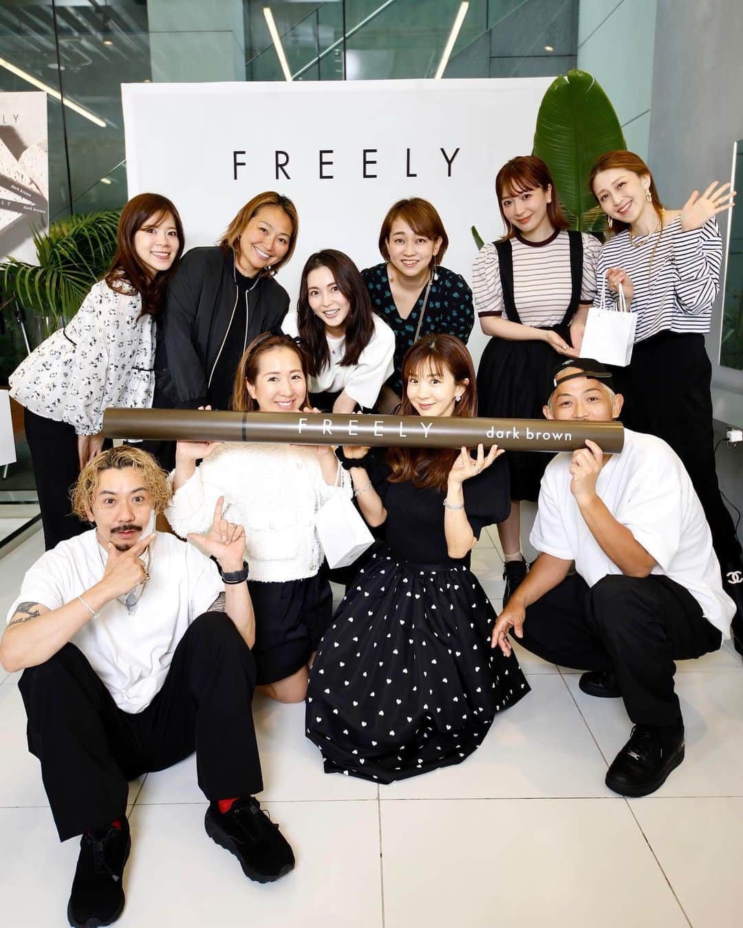 竹内渉のインスタグラム：「ヘアメイクアーティスト朝日光輝さんがプロデュースするリキッドアイライナー @freely_official_ のローンチイベントにお邪魔してきました🤍  ダークブラウンとブラウンの2色展開で、 兎に角書きやすい！細くも太くもスルンと書けます。 私は普段からマスカラもアイラインもブラウン派なので、ありがたいカラーバリエーションでした😊 色々な人にも会えて嬉しかった♡  #フリーリー #freely #あゆむ推し」