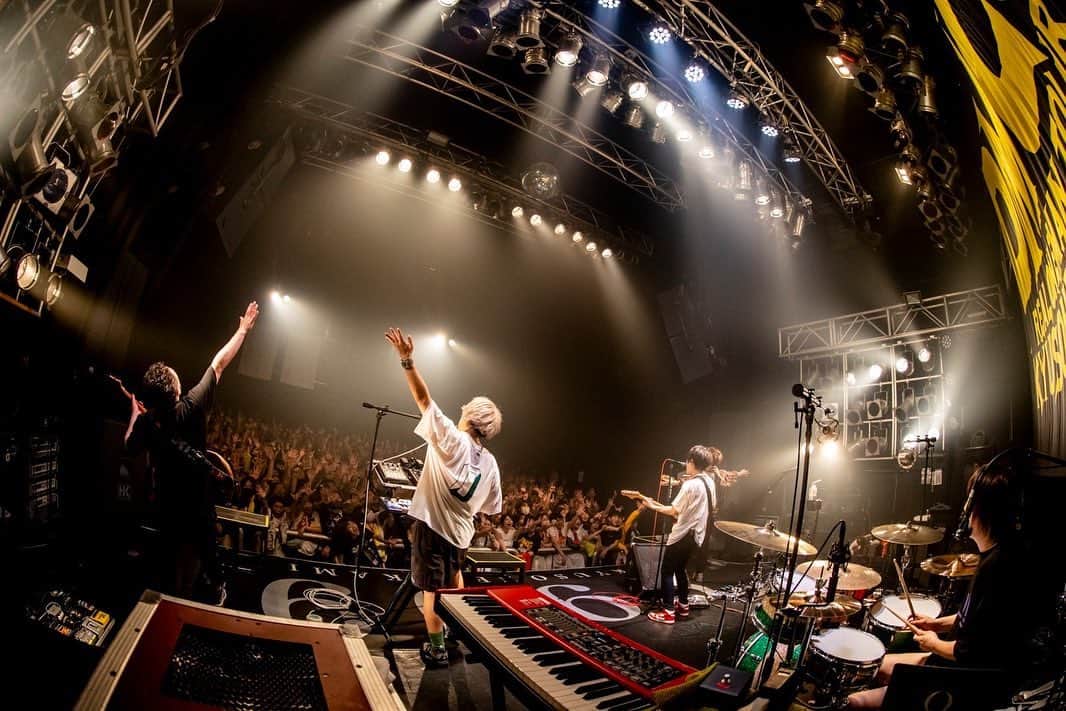のインスタグラム：「DMCC 〜ほぼ週末ツアー〜 福岡ドラムロゴス  最高の初日をありがとう！！！！！一曲目からみんなのテンション高すぎてびっくりした！ライブハウスの熱狂凄まじかった。これっすわ(ё)！！！ コロナ禍でできた曲たちが完成していくの嬉しい。 楽しみ方を提案するし、さらに見つけていこうぜぃ！！！！🔥🔥 ありがとなー！！！  写真 @vizkage  #キュウソネコカミ」