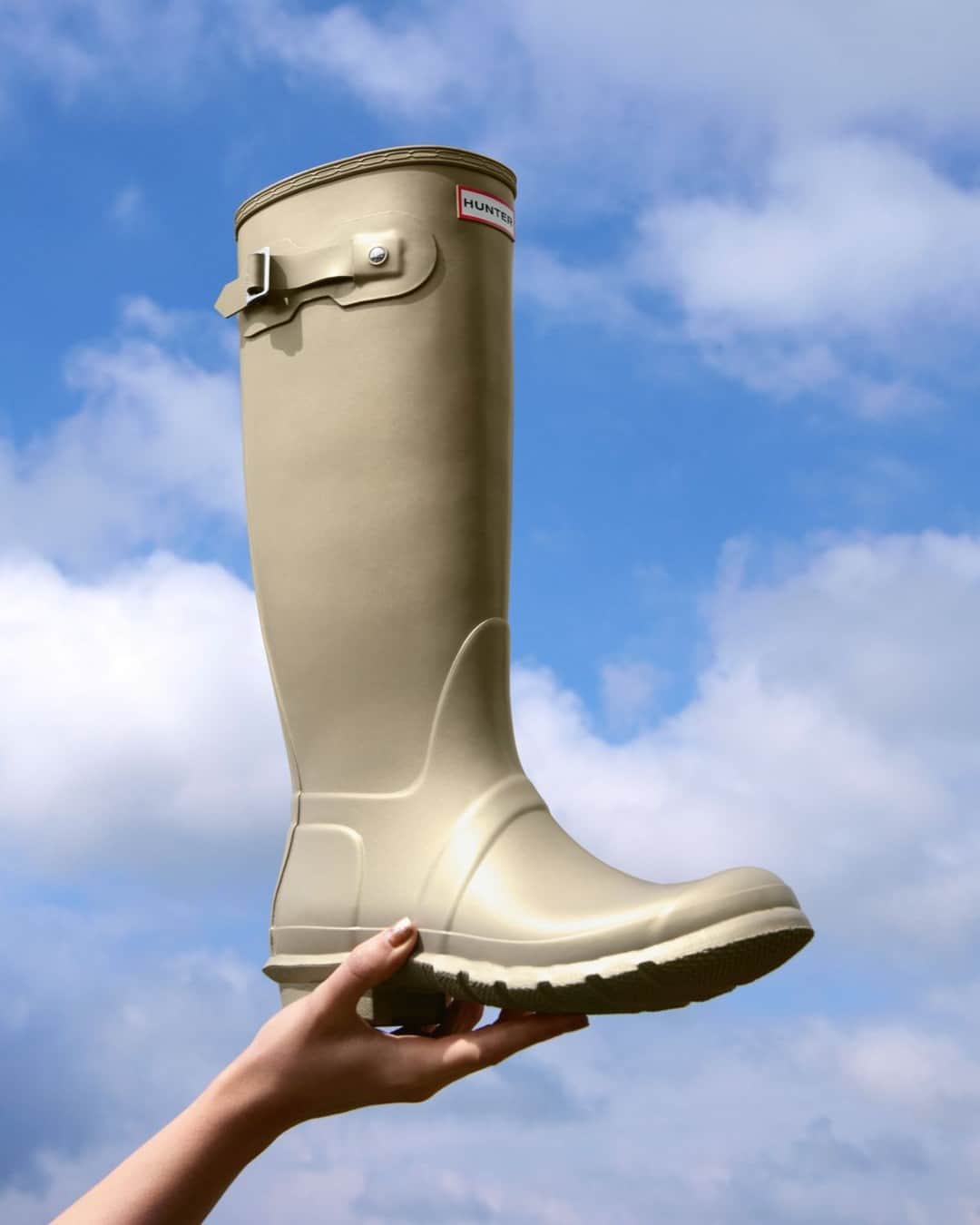 ハンターブーツのインスタグラム：「Shine bright in our iconic Original Wellington Boots ✨ Now available in new pearlescent metallics, perfect for festival season. ⁣ ⁣ Waterproof, PETA-approved vegan and handcrafted from 28 parts over 3 days.⁣ ⁣ Tap to shop the latest #HunterOriginals ⁣ ⁣ Photographer: @DougalMacArthur⁣ ⁣ #HunterFestivals」