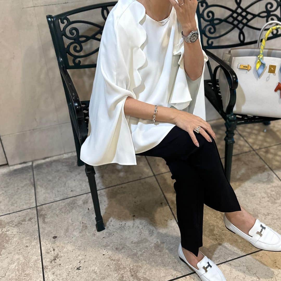のインスタグラム：「先日のコーディネート◡̈♥︎ 毎回大好評のcadune×桃さんコラボ🤍狙っていたスカラップケープブラウスはホワイトにしました🥹 ケープは取り外し可能で、ノースリーブとしても着れるお得な2way🤭🤍  tops  @cadune_official × @momoko.kawakami.29  pants @soil_nine  bag.shoes @hermes」