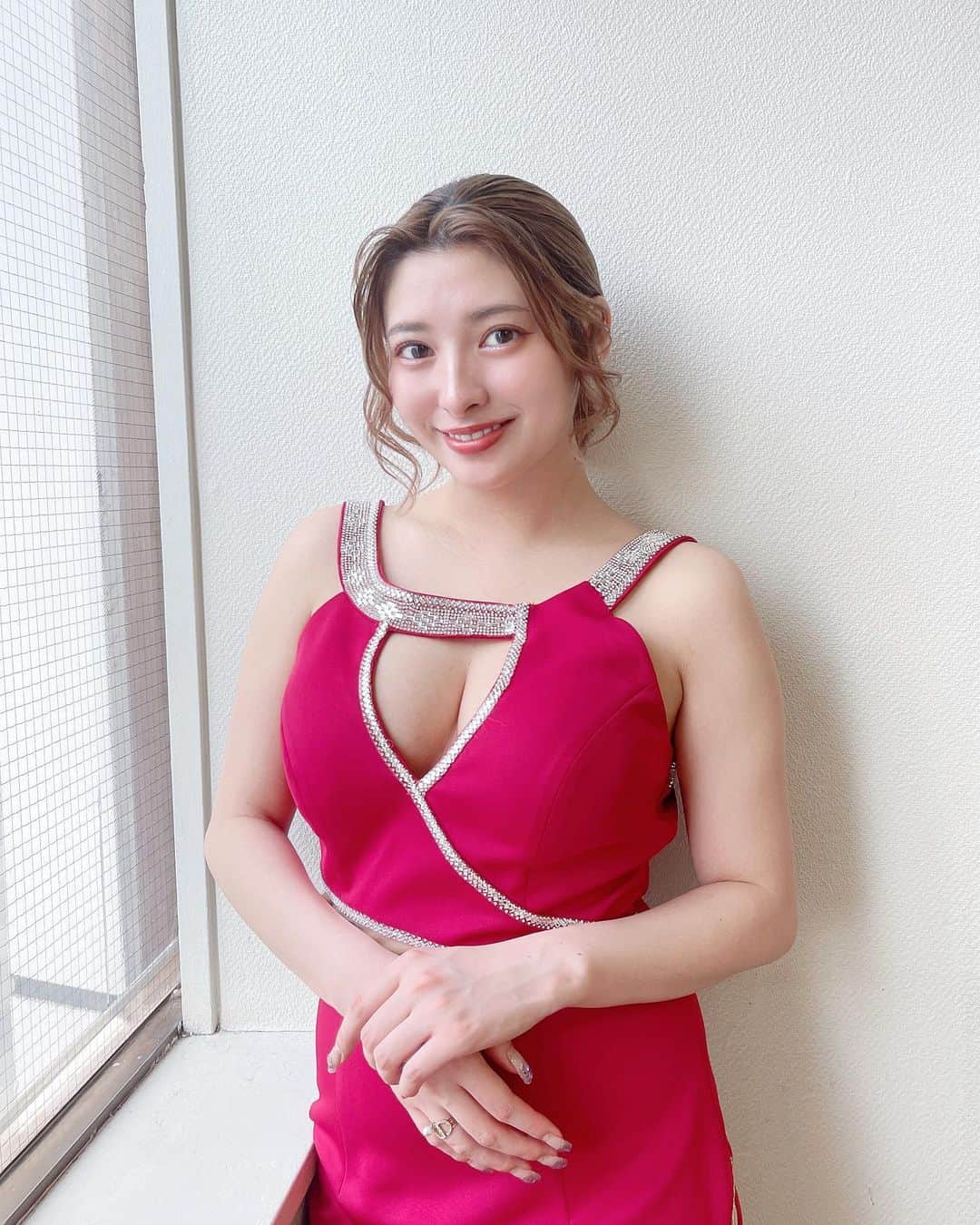 荒牧理沙さんのインスタグラム写真 - (荒牧理沙Instagram)「WGP JAPAN GRANDPRIX 2023 お疲れ様でした！！❤️‍🔥  @dress_sugar さんのドレスを着させて頂きました！！^ ^♡  ドレスの色凄く迷ったけど、やっぱり赤❤️❤️ 気合いも入るし心燃やしてポーカーに挑みました🔥😂笑  ランウェイもあったり色んなイベントがあって最高な１日でした！！😳💓  ありがとうございました😌🫶  @dress_sugar  @wgpokerjapan  @wgp_japangrandprix  @west_gate_miyakojima   #dress_sugar」5月23日 21時29分 - pink_r_918