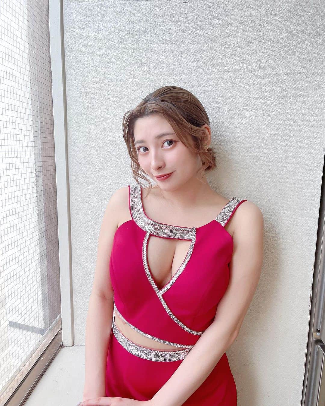 荒牧理沙さんのインスタグラム写真 - (荒牧理沙Instagram)「WGP JAPAN GRANDPRIX 2023 お疲れ様でした！！❤️‍🔥  @dress_sugar さんのドレスを着させて頂きました！！^ ^♡  ドレスの色凄く迷ったけど、やっぱり赤❤️❤️ 気合いも入るし心燃やしてポーカーに挑みました🔥😂笑  ランウェイもあったり色んなイベントがあって最高な１日でした！！😳💓  ありがとうございました😌🫶  @dress_sugar  @wgpokerjapan  @wgp_japangrandprix  @west_gate_miyakojima   #dress_sugar」5月23日 21時29分 - pink_r_918