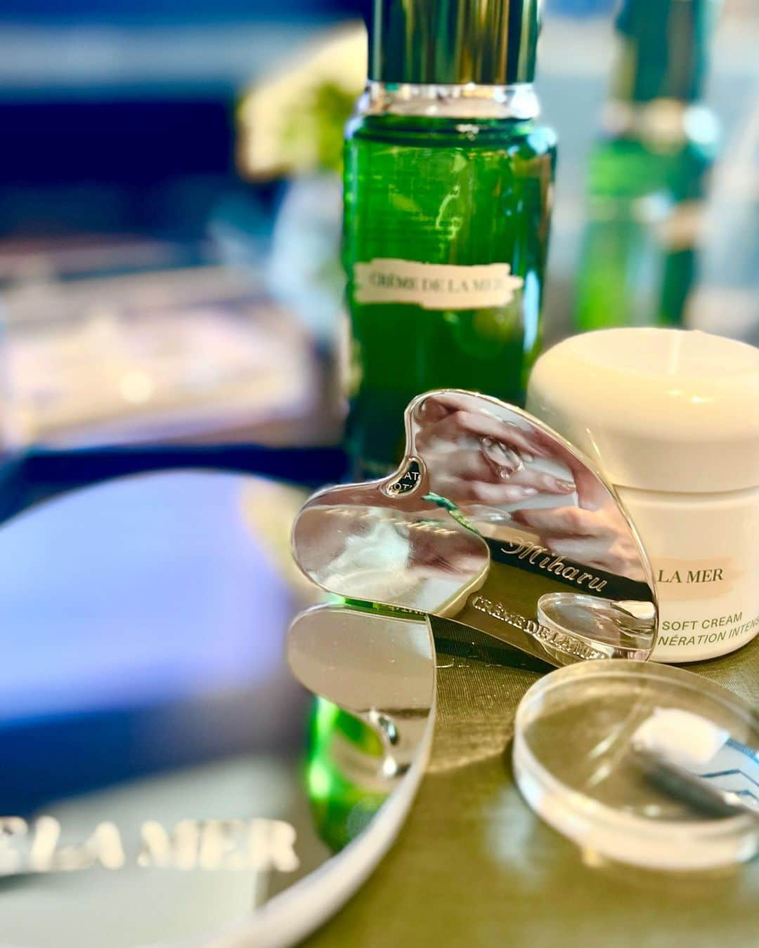 平山美春さんのインスタグラム写真 - (平山美春Instagram)「DE LA MER @lamer の世界を体験☘️  代表的な「モイスチャライジング・ソフト・クリーム」が3月にリニューアルし、保湿成分の大きさを少しずつ変える事で肌の隅々まで行き渡るように…✨  例えるならば均一的なパール粒を入れた器に様々な大きさのパールを入れてあげると隙間が埋まり、それが肌へ保湿成分を隙間なく届けられるというもの。  オリジナルのカッサでクリームを塗った後にマッサージしてあげると、肌が一段と白くなり、血流やマッサージの大切さを改めて実感できました🙏 カッサの形にも意味があり、指や顔のラインにきちんとフィットするように作られていて、そんなに力を入れなくてもちゃんと効く所に効いてくれる✨  DE LA MERらしい体験型の楽しいイベントで、終始楽しく時間を過ごすことができました☺️  #lamer #delamer #softandrejuvenated  #lamersoftcream  #ドゥラメール」5月23日 21時22分 - miharuhirayama