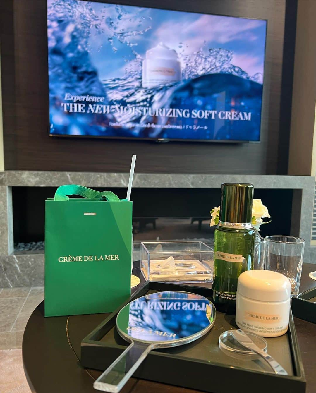 平山美春さんのインスタグラム写真 - (平山美春Instagram)「DE LA MER @lamer の世界を体験☘️  代表的な「モイスチャライジング・ソフト・クリーム」が3月にリニューアルし、保湿成分の大きさを少しずつ変える事で肌の隅々まで行き渡るように…✨  例えるならば均一的なパール粒を入れた器に様々な大きさのパールを入れてあげると隙間が埋まり、それが肌へ保湿成分を隙間なく届けられるというもの。  オリジナルのカッサでクリームを塗った後にマッサージしてあげると、肌が一段と白くなり、血流やマッサージの大切さを改めて実感できました🙏 カッサの形にも意味があり、指や顔のラインにきちんとフィットするように作られていて、そんなに力を入れなくてもちゃんと効く所に効いてくれる✨  DE LA MERらしい体験型の楽しいイベントで、終始楽しく時間を過ごすことができました☺️  #lamer #delamer #softandrejuvenated  #lamersoftcream  #ドゥラメール」5月23日 21時22分 - miharuhirayama