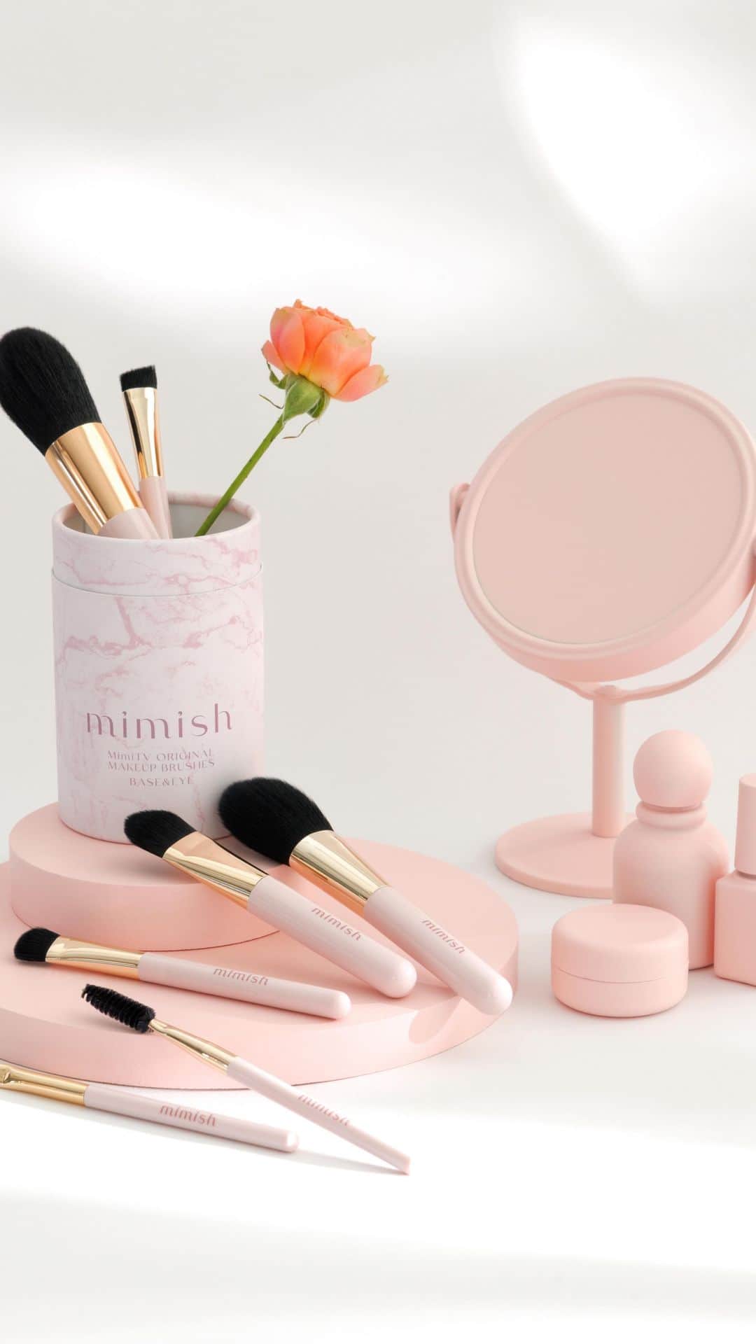 mimiTVのインスタグラム：「MimiTV公式ブランド『mimish』がついにメイクブラシセットを発売✨ 2年半の年月を経て、やっと理想のアイテムになりました。 MimiTVのこだわりが詰まった、ユーザーのみなさんと一緒につくったブラシで みなさんのメイクがもっと楽しくなりますように☺️🪄  ▼公式購入サイト https://mimish.jp ※発売記念特別価格※ 2023年5/31まで600円引きで購入できます！ ぜひこの機会にご検討ください☺️ 定価6,600円→6,000円」