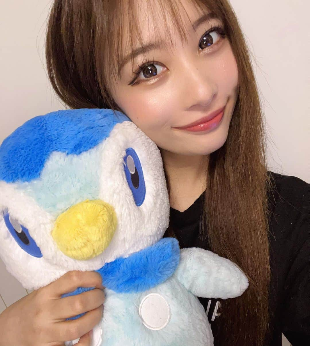 椿美羽のインスタグラム：「ＮＥＷ ＦＡＣＥ💛 ポッチャマ君です🐧(っ'-')=͟͟͞͞🩵 よろしくね💕︎  #シャンパン #キャバキャバ #LINEライブ #新宿 #歌舞伎町 #キャバ嬢 #キャバドレス #ヘアメ #happy #ライブ配信 #歌舞伎 #キャバ  #ショット #六本木 #andy #ドラクエウォーク #ミナミ #アイドル #ハロプロ #渋谷 #カラコン #ロリ #メンヘラ #ティックトック #荒野女子 #荒野行動 #ブラウンファーム」