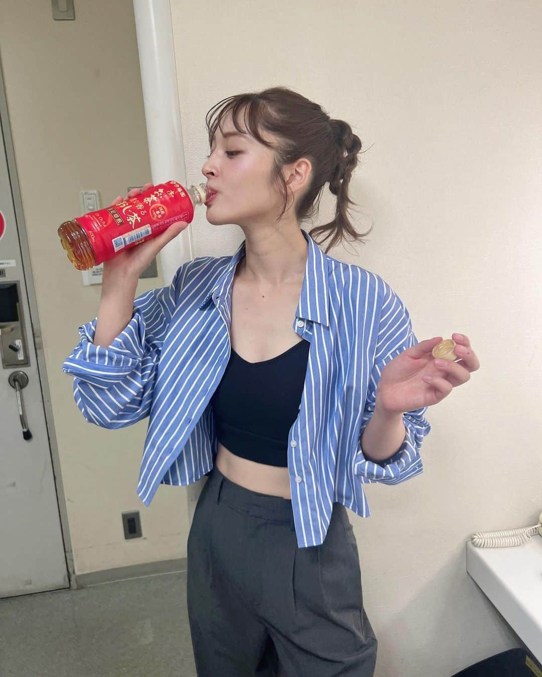 神部美咲のインスタグラム：「毎日必ず1本は飲んでます、日本茶🍵  温かければなお良し🙆‍♀️」