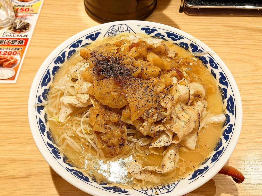 岡倫之さんのインスタグラム写真 - (岡倫之Instagram)「ら〜めん亀王の「豚骨醤油 鬼盛+ 超鬼盛」  脂の塊が身体に染み渡る。 もやしが細く長くスープがよく絡み、チャーシューや麺と合う。 全然くどくなく、脂マシマシ系にしては食べやすい。  #らーめん亀王 #新大阪駅グルメ  #麺スタグラム #ラーメンインスタグラマー #ラーメン #らーめん #ラーメン大好き #プロレスラー #オーカーン #レスラー飯 #インスタフード #インスタフードグラマー #食レポ #食レポグラム  #ramen #japanesefood #japanesenoodles  #gourmet」5月23日 21時25分 - great_o_khan