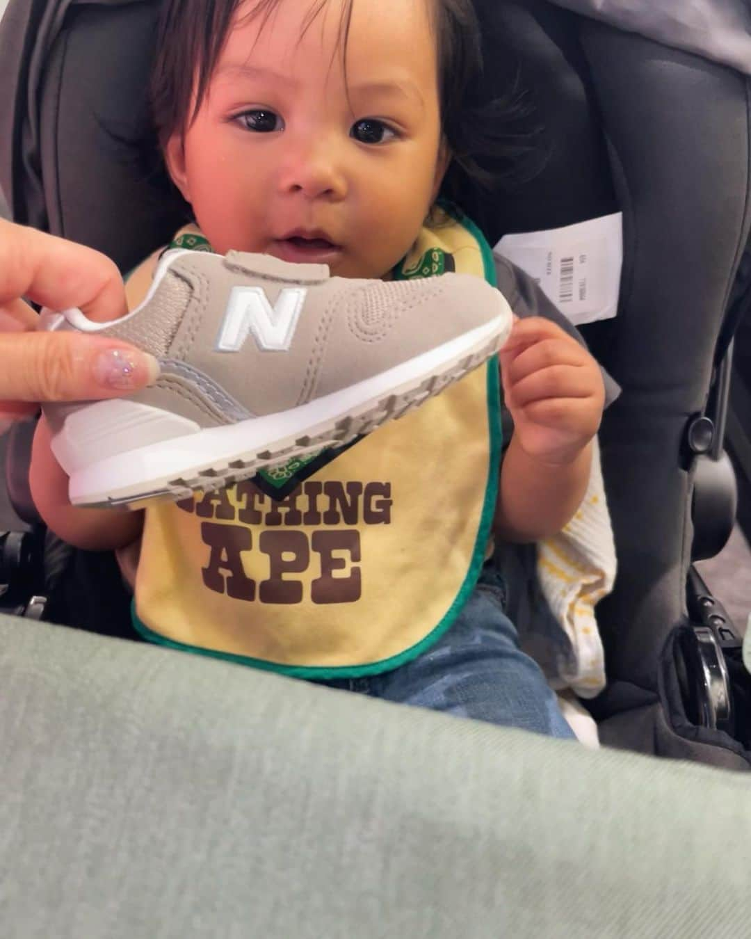 jyA-Me（ヤミー）さんのインスタグラム写真 - (jyA-Me（ヤミー）Instagram)「@newbalance @newbalancelifestyle . 先日、湘南エリアに ライフスタイルストアとして初出店した ニューバランステラスモール湘南へ✨ なんと3Dで、 片足ずつの足の大きさや 高さ、幅、土踏まずの高さ等々 15秒位であっという間に 細かく測定して貰いました😍✨ . サイズだけでなく、 立体に測ってくれて どんなタイプのシューズが合うのか 色々提案してくださり、 自分が認識していたのと 全然違くてビックリしました🫢 これからの参考にさせて頂きます🙏🏽✨ ちなみにこの日履いていたのは お気に入りのMS574AW👟✨  そして、 そろそろ1stシューズが必要になりそうな 次男君の足のサイズも測って貰いました✨ 子供の足は特にサイズ選びが慎重になるから、 こうしてお店で測って提案して貰えて とっても助かりました🥹✨  #ニューバランス #newbalance #ニューバランステラスモール湘南 #pr」5月23日 21時25分 - jya_me