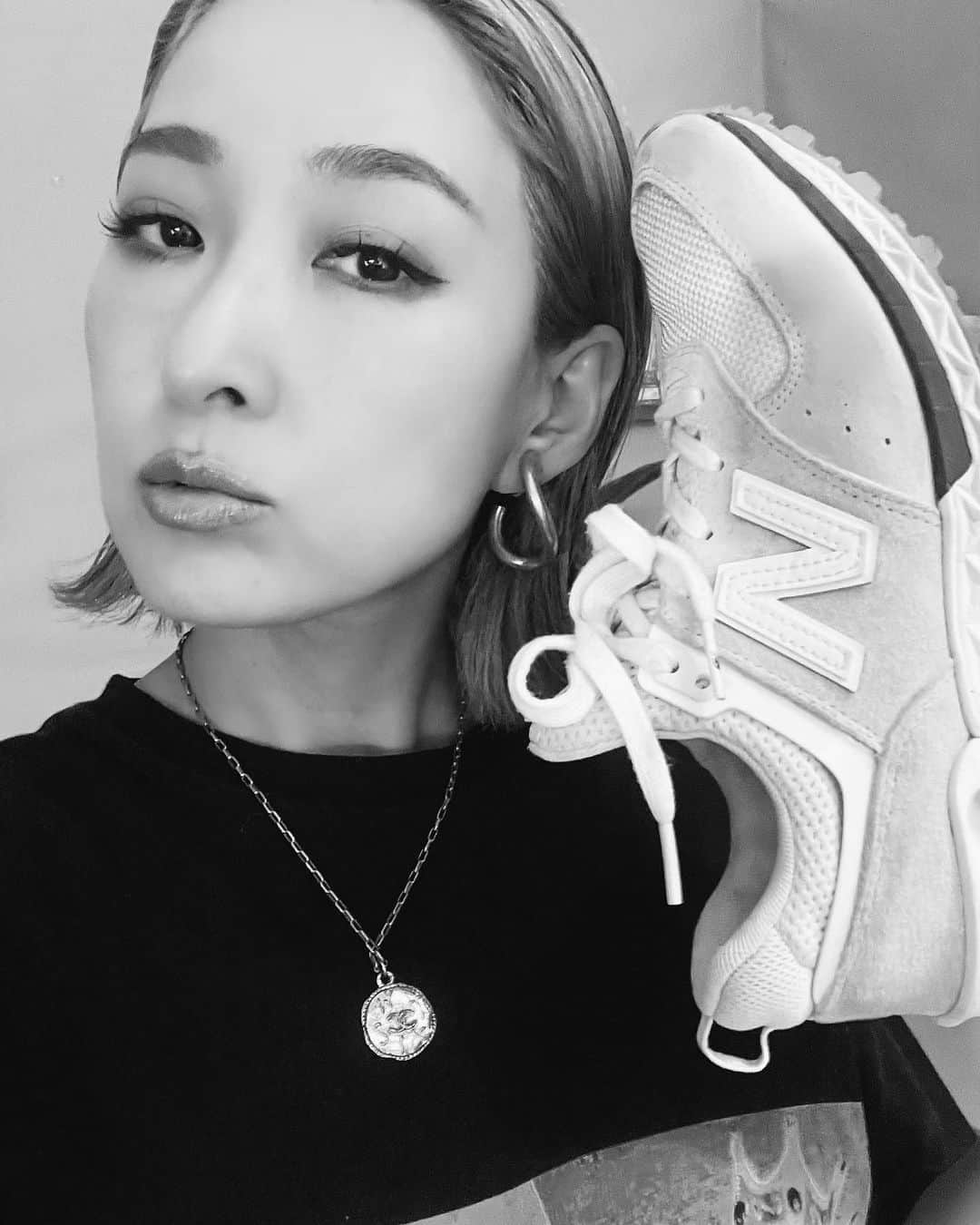 jyA-Me（ヤミー）のインスタグラム：「@newbalance @newbalancelifestyle . 先日、湘南エリアに ライフスタイルストアとして初出店した ニューバランステラスモール湘南へ✨ なんと3Dで、 片足ずつの足の大きさや 高さ、幅、土踏まずの高さ等々 15秒位であっという間に 細かく測定して貰いました😍✨ . サイズだけでなく、 立体に測ってくれて どんなタイプのシューズが合うのか 色々提案してくださり、 自分が認識していたのと 全然違くてビックリしました🫢 これからの参考にさせて頂きます🙏🏽✨ ちなみにこの日履いていたのは お気に入りのMS574AW👟✨  そして、 そろそろ1stシューズが必要になりそうな 次男君の足のサイズも測って貰いました✨ 子供の足は特にサイズ選びが慎重になるから、 こうしてお店で測って提案して貰えて とっても助かりました🥹✨  #ニューバランス #newbalance #ニューバランステラスモール湘南 #pr」