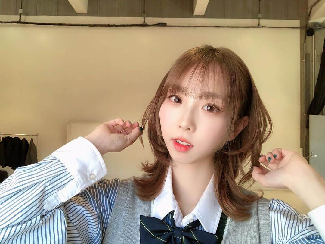 岡田梨奈のインスタグラム：「制服☁️  #akb48 #制服 #衣装 #ウルフ」