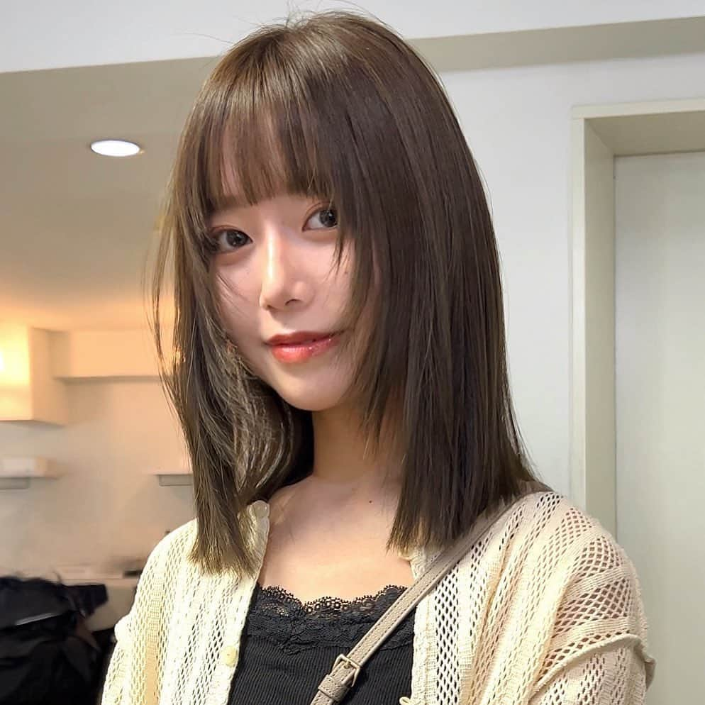 LALA公式さんのインスタグラム写真 - (LALA公式Instagram)「LALAヘアカタログ＊  -素敵なヘアスタイルをRepostでご紹介させて頂いてます。写真はご本人様に【掲載許諾】をとっております。  hair by @maison_ai  　 ——————————————————   LALA webサイト→「ヘアカタログララ」 で検索  LALAは、全国の厳選美容師だけを掲載するヘアカタログメディアです。  技術、センス、サービスにこだわるプロフェッショナルが、毎日のサロンワークでお客様に提案するリアルなヘアスタイルを掲載しています。  あなたの魅力を引き出す運命の美容師をみつけてください。   https://lalahair.co.jp/  ——————————————————  #ヘアカタログララ #ミディアムヘア #ミディアムボブ #ミディアムレイヤー #レイヤーカット #レイヤーボブ #セミロング #セミロングヘア #セミロングアレンジ #顔まわりレイヤー #韓国ボブ  #グレージュカラー #グレージュ #アッシュグレージュ #ベージュカラー #ベージュ族 #スモーキーベージュ #スモーキーグレージュ #ミルクティーベージュ #ミルクティーカラー #ミルクティーアッシュ #アッシュベージュ#ブリーチなしカラー #ラベンダーグレージュ #ラベンダーアッシュ #ミルクティーブラウン #アッシュブラウン」5月23日 21時37分 - lala__hair