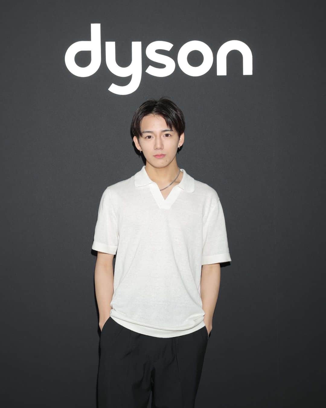 大木遥翔のインスタグラム：「dyson  @dyson からNewヘッドホン🎧  耳の角度に合わせてクッションの角度をつけれて快適に音楽を聞けます😆  #dysonlaunchpad  #pr  #dysonzone  #空気清浄ヘッドホン」