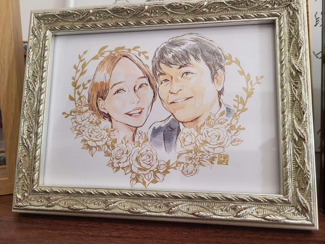 初美メアリのインスタグラム：「なんとなんと、本当にありがたいことに、人狼のご縁で ストリートファイターシリーズなどのイラストを手掛ける 西村キヌさんが私たち夫婦のイラストを描いてくださいました！🥺🤍なんと嬉しいことでしょうか、、、！ 私美人すぎる！🤍w 本当にご縁に恵まれて生きています。  お祝いしていただいたりおめでとうと声をかけていただくたびに本当にあたたかい人たちにかこまれ、幸せだなあと噛み締めてます🍀」