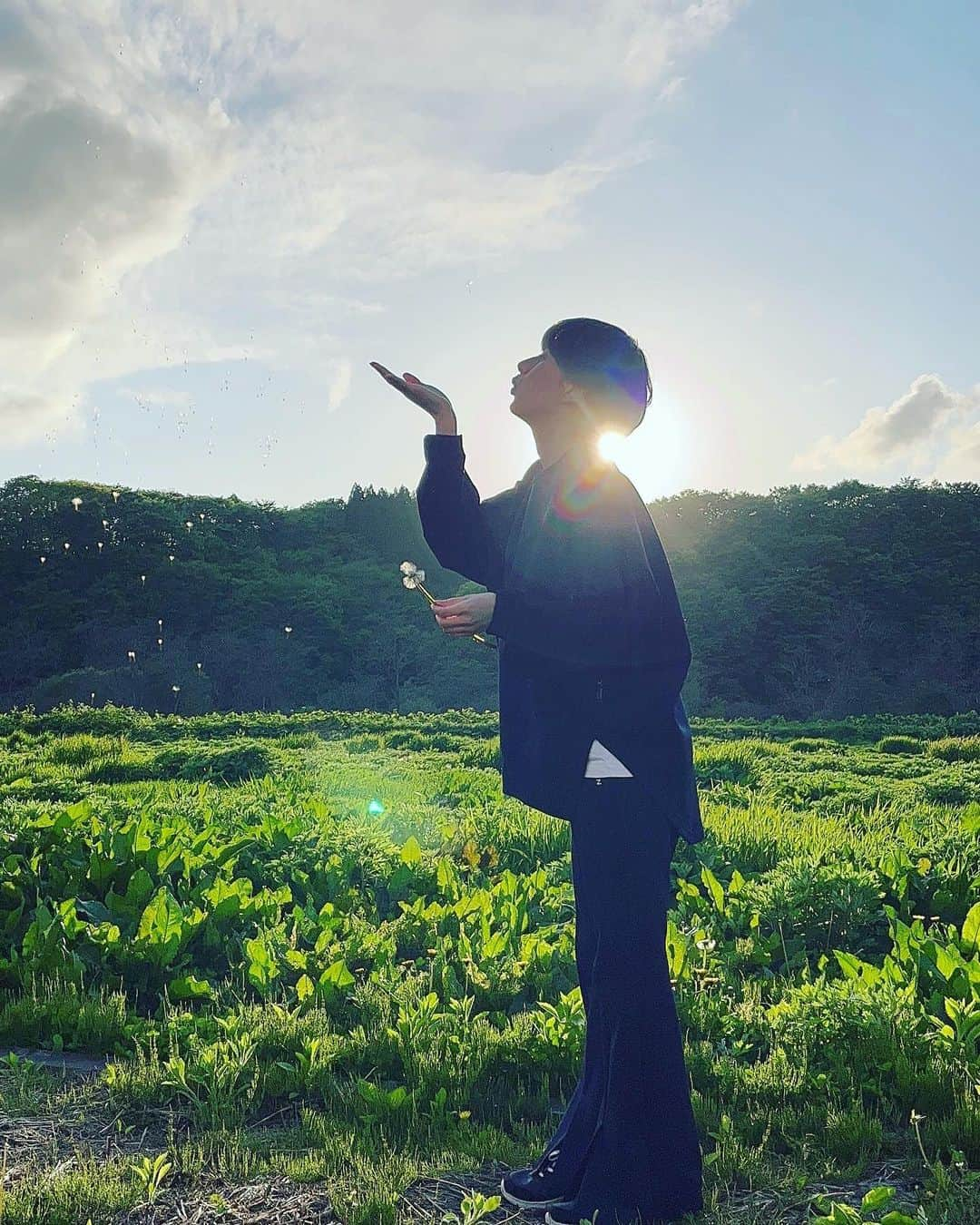 ホラン千秋のインスタグラム：「_ Nothing beats blowing dandelion fluff! No matter how old you are!」