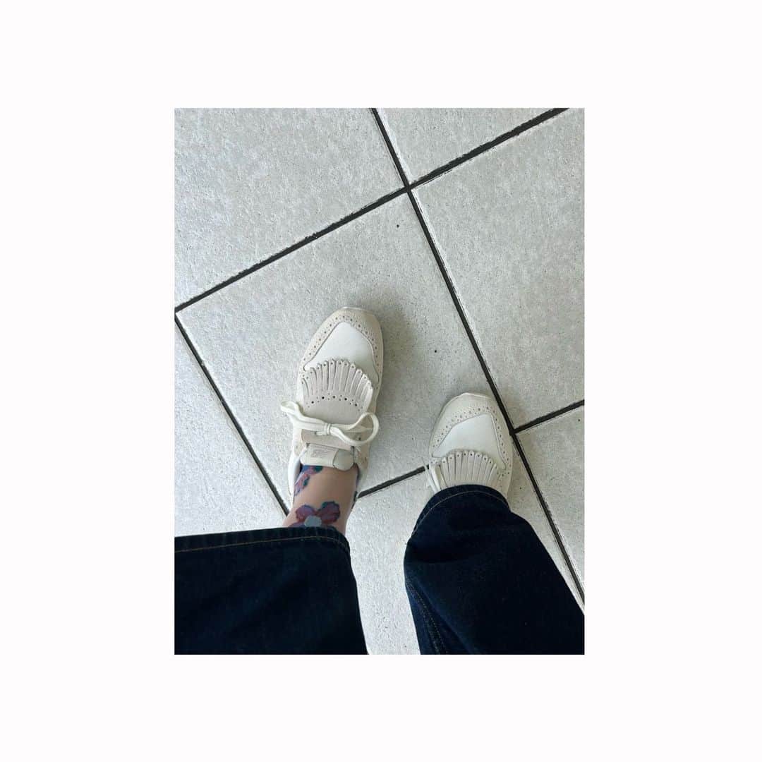 高石あかりのインスタグラム：「樹里ちゃん @juri_kosaka とお揃いの靴。うれし。驚きの可愛さ。  ニューバランスさん、ありがとうございます🥲 #newbalance #ニューバランス #靴下好き #花チラッと」
