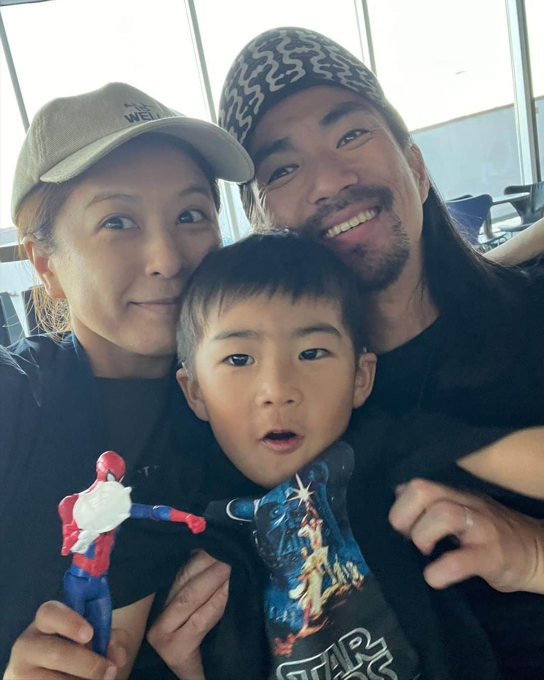 SHIORIさんのインスタグラム写真 - (SHIORIInstagram)「4年半ぶりの海外はバロセロナに🛫🇪🇸心配だった息子の乗り継ぎ有りの長時間フライトも、夫の入念な準備のおかげでトラブルも無く乗り切り、魅力がぎゅっと詰まったコンパクトなバルセロナの街は初の子連れ海外にぴったりだったかも👦何よりバルセロナ在住の頼れる友人たちのおかげで大充実な5日間だった🫶✨今は移動して大好きなParis‥🌹のはずが‥家族分のスーツケース３つがバルセロナの空港に取り残され着の身着のまま‥  という旅の洗練を受けてます😇😇😇こういう旅のトラブルすらも全てが懐かしい。」5月23日 21時35分 - shiorikaregohan