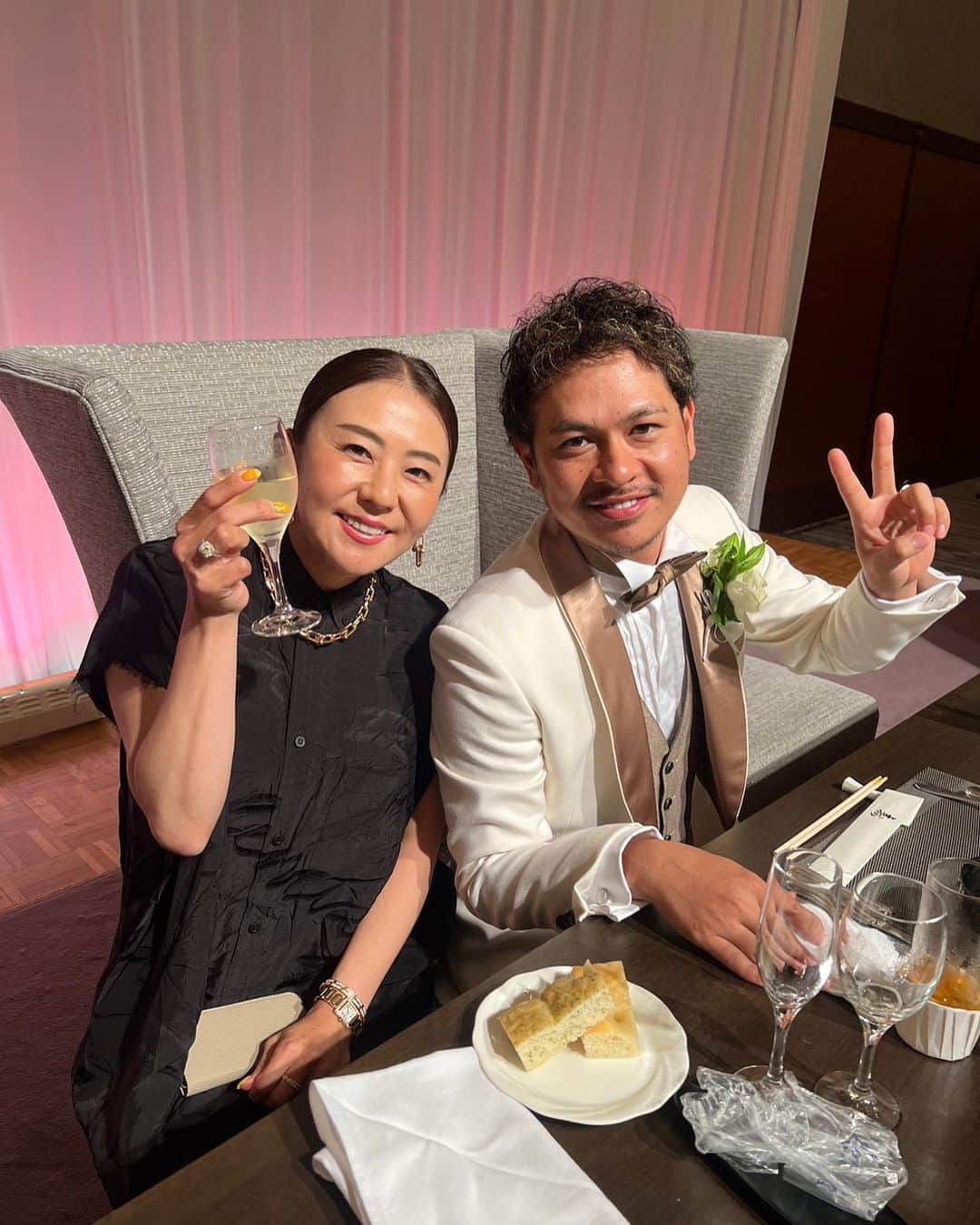 佐伯三貴のインスタグラム：「先日親友の結婚式でした🥰  涙あり笑ありのとてもアットホームな結婚式でとても幸せな気持ちになりました🩷  サプライズも大成功❣️  改めてあすくん、きみよさんご結婚おめでとうございます🩷❤️💜🩵  末長くお幸せに🥰❣️  #結婚式 #また1人旅立って行きました #悲しくなんてありません　笑 #私はいつまで独身貴族 ?笑 #白馬の王子募集中  皆様福岡に行かれた際は是非 『もつ鍋　安明』に🩷 佐伯三貴のインスタ見たでハイボールピッチャーサービスやってます。笑」
